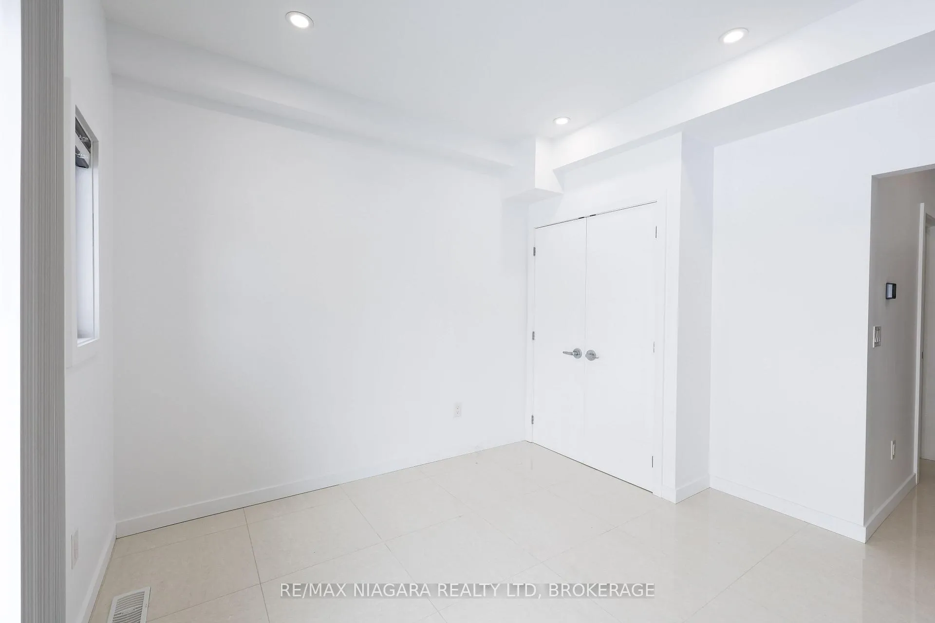 Photo 9 of Unit Unit B, 68 First Street, Welland, Lincoln/Crowland — HOMEH