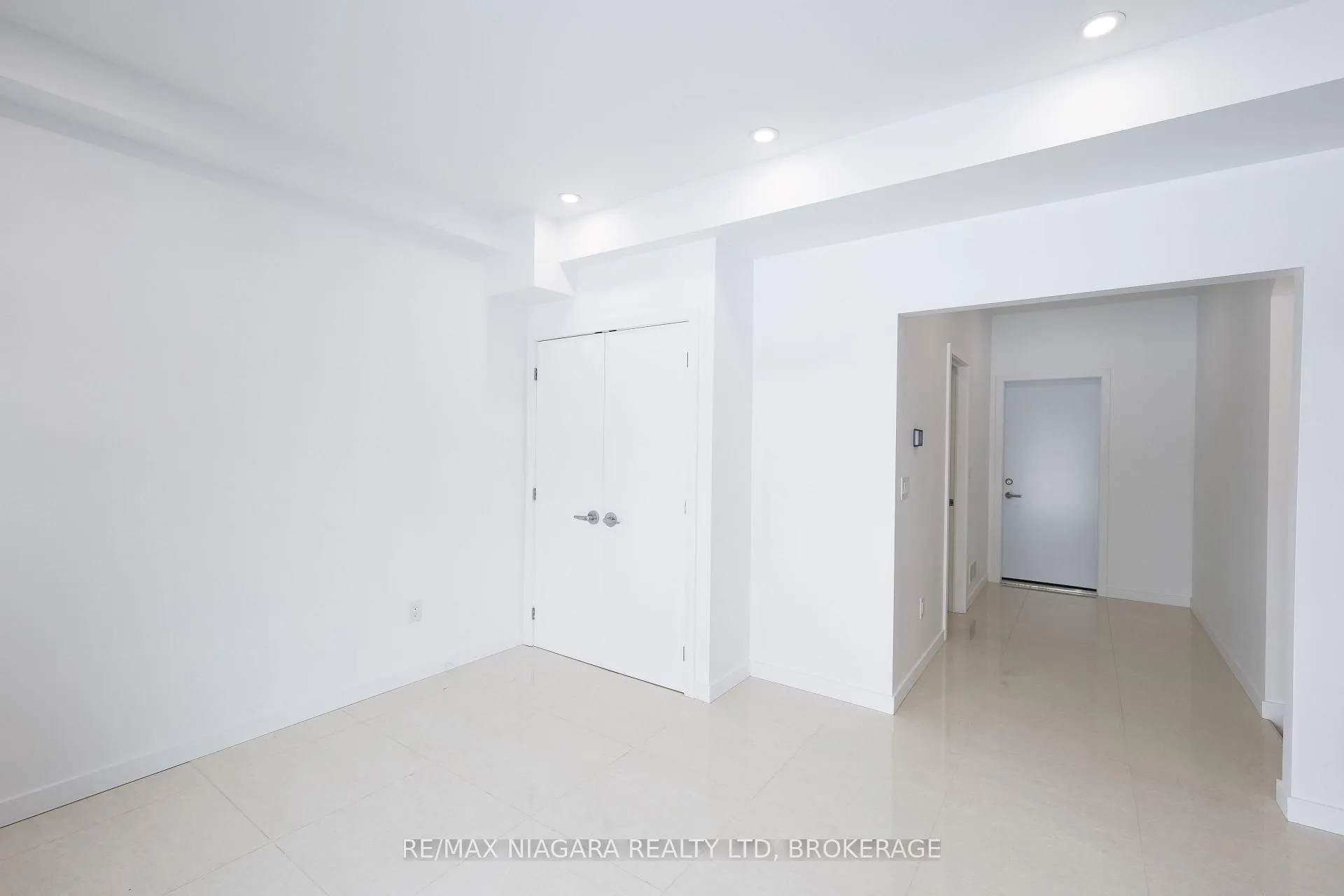 Photo 10 of Unit Unit B, 68 First Street, Welland, Lincoln/Crowland — HOMEH