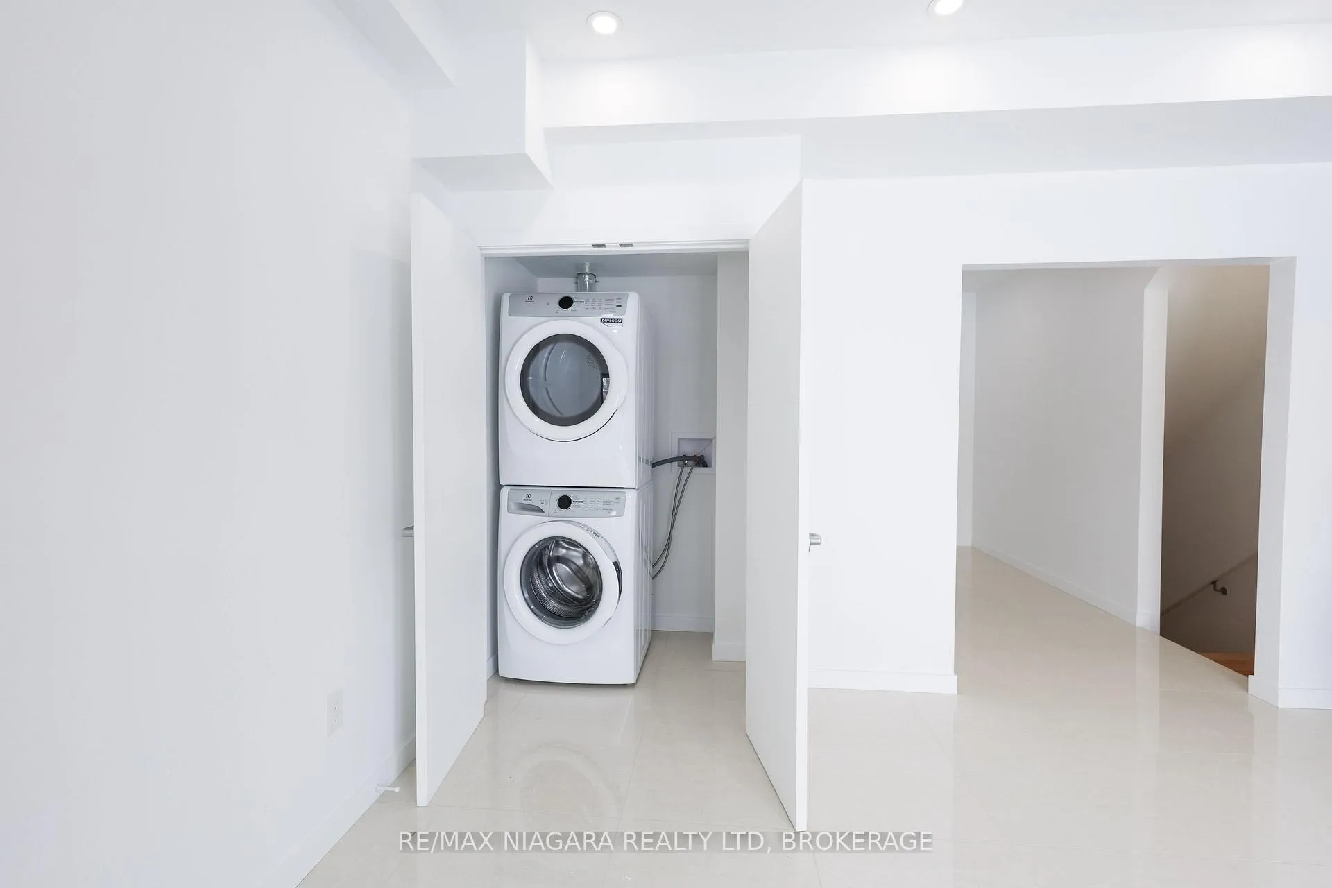 Photo 11 of Unit Unit B, 68 First Street, Welland, Lincoln/Crowland — HOMEH