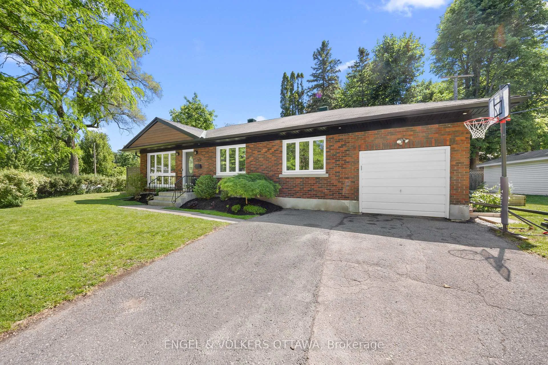 Photo 3 of 2161 Blossom Drive, Ottawa, Applewood Acres — HOMEH