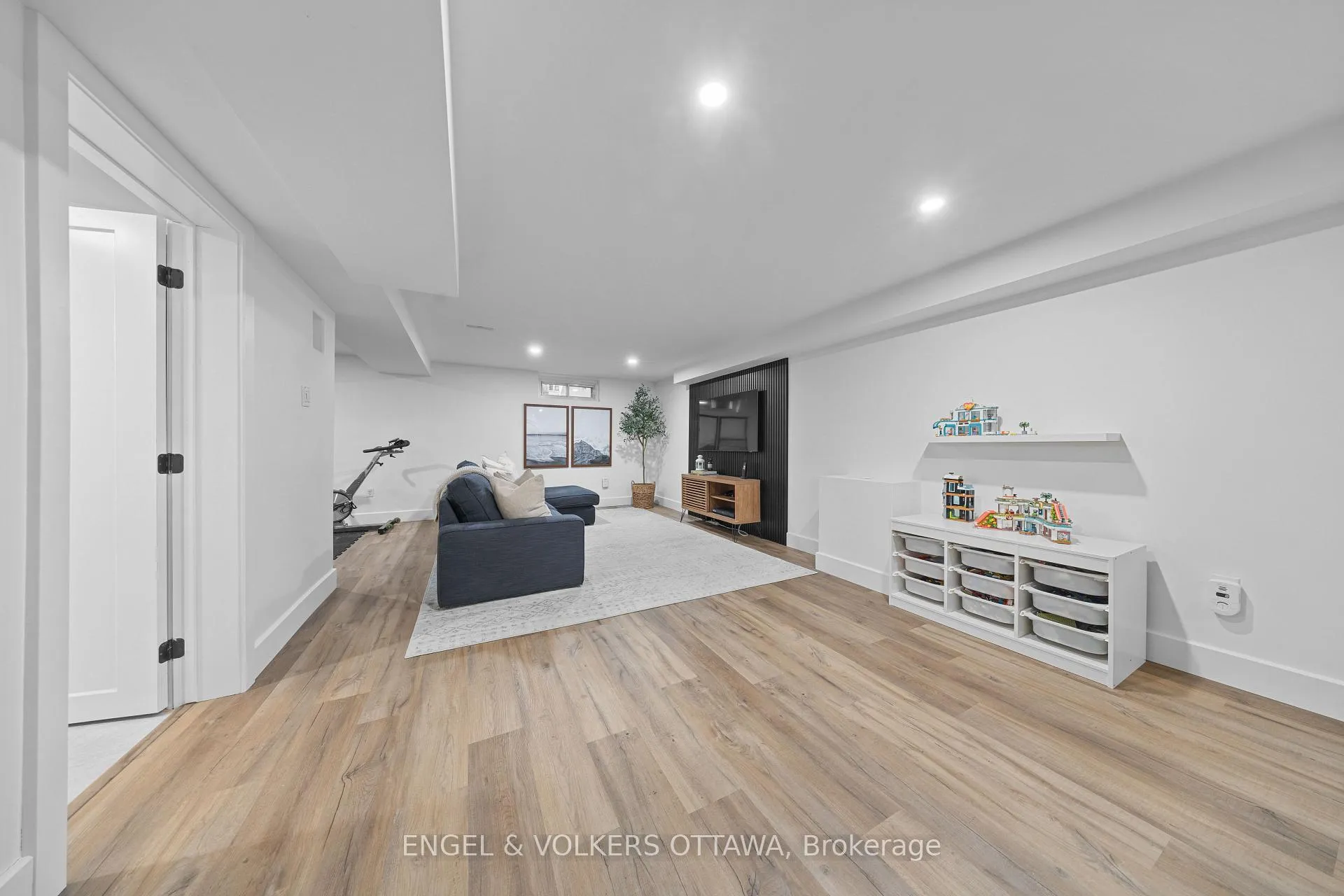 Photo 34 of 2161 Blossom Drive, Ottawa, Applewood Acres — HOMEH