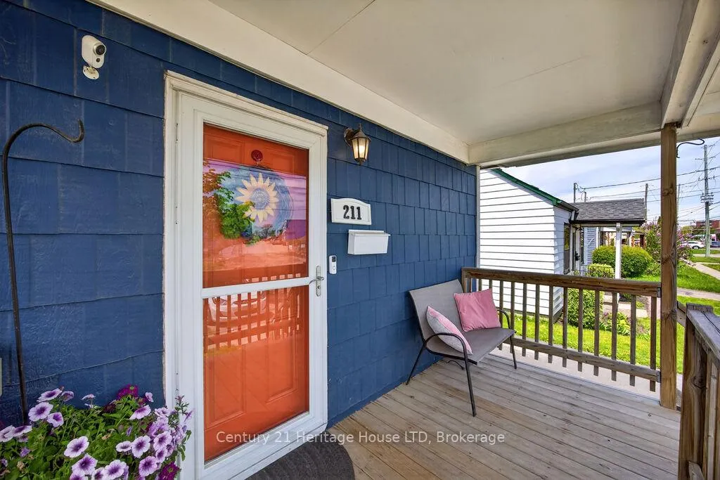 Photo 3 of 211 Grantham Avenue, St. Catharines, Facer — HOMEH