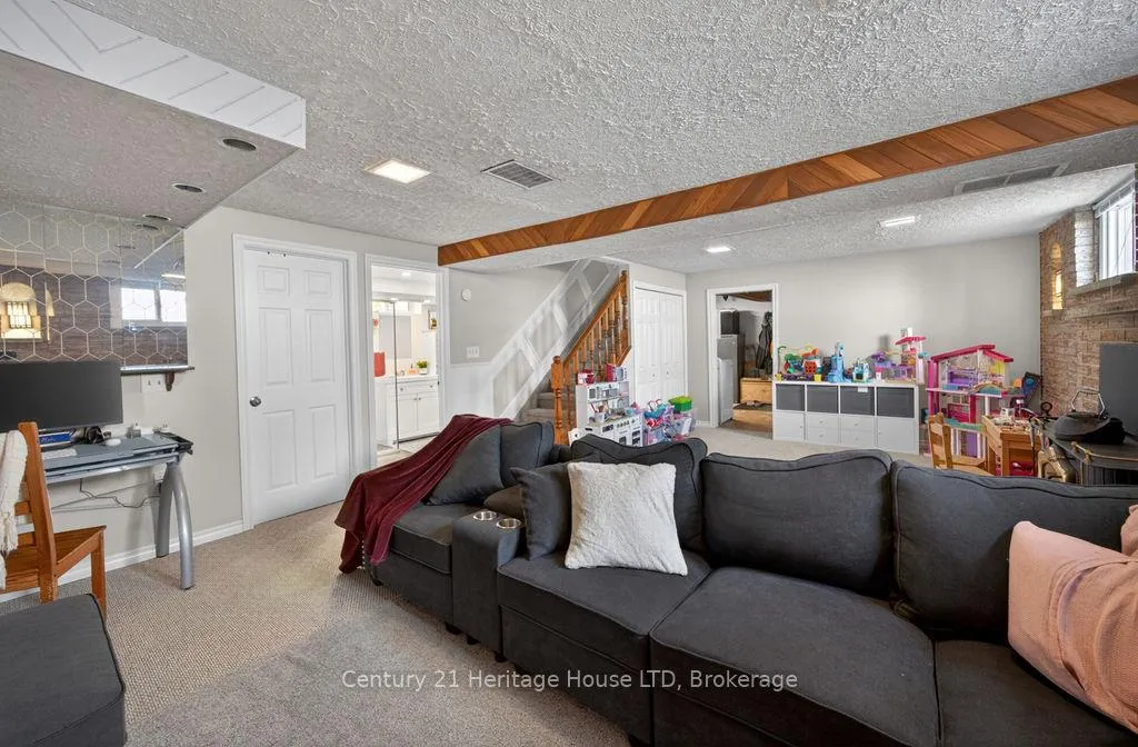 Photo 15 of 211 Grantham Avenue, St. Catharines, Facer — HOMEH