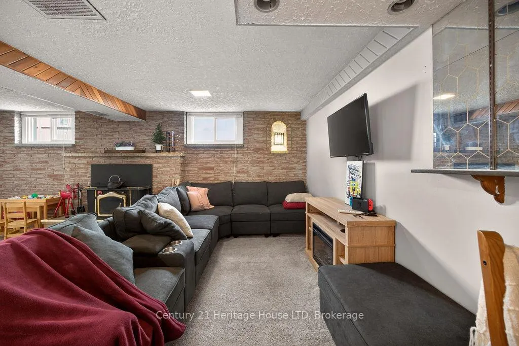 Photo 16 of 211 Grantham Avenue, St. Catharines, Facer — HOMEH