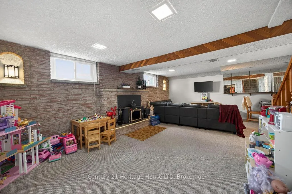 Photo 18 of 211 Grantham Avenue, St. Catharines, Facer — HOMEH