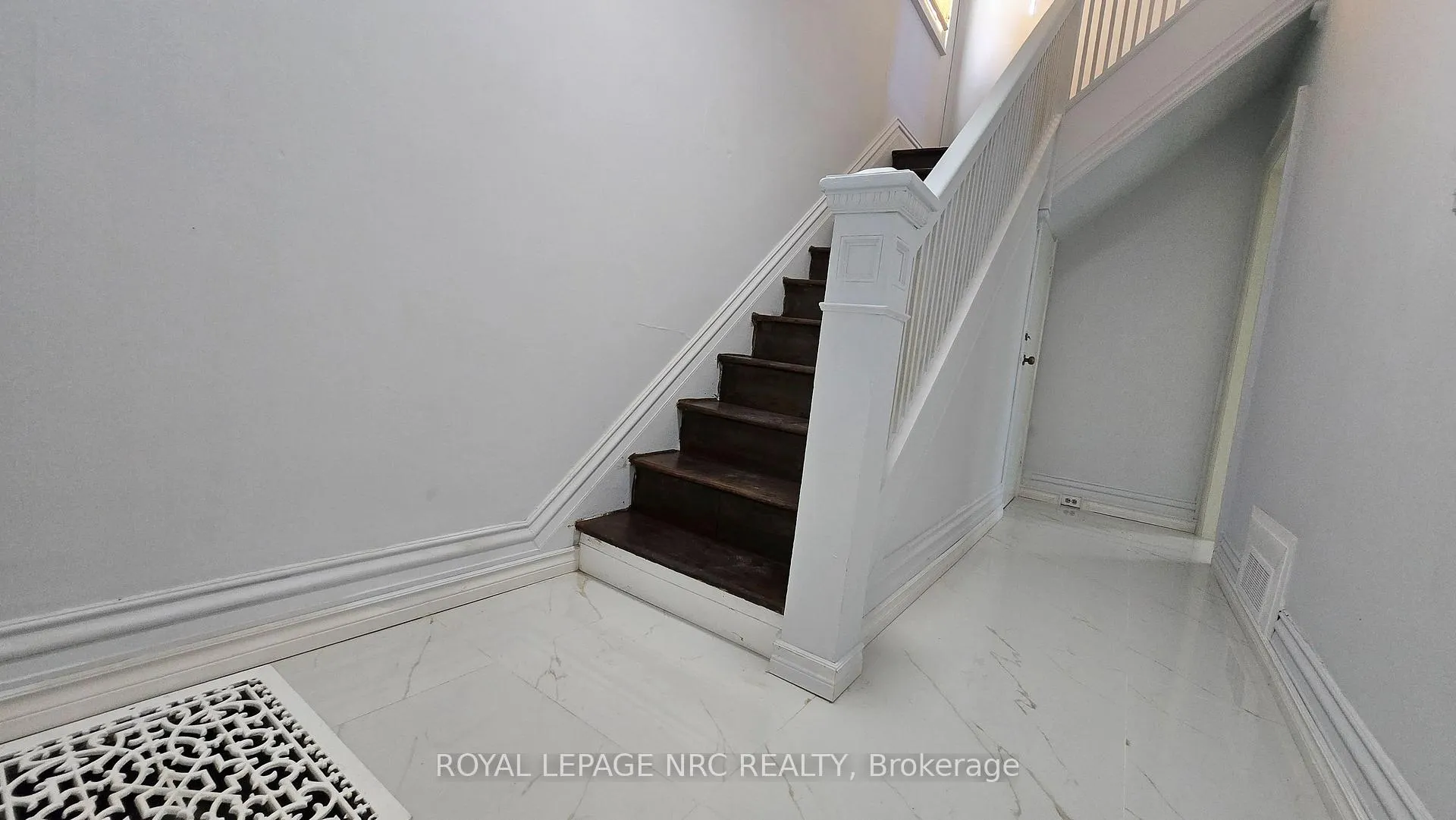 Photo 3 of 4425 Hiram Street, Niagara Falls, Downtown — HOMEH