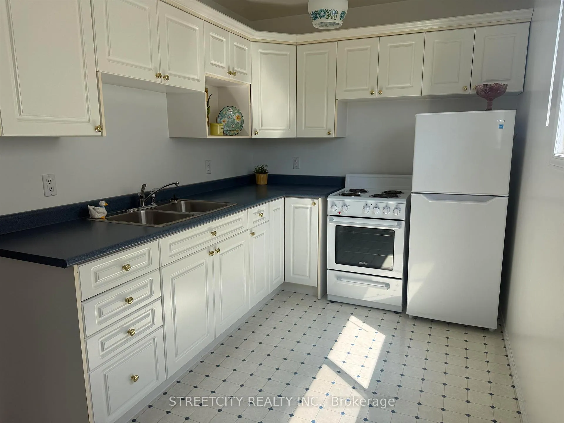 Photo 4 of 308 Christina St W, Thunder Bay, Westfort — HOMEH