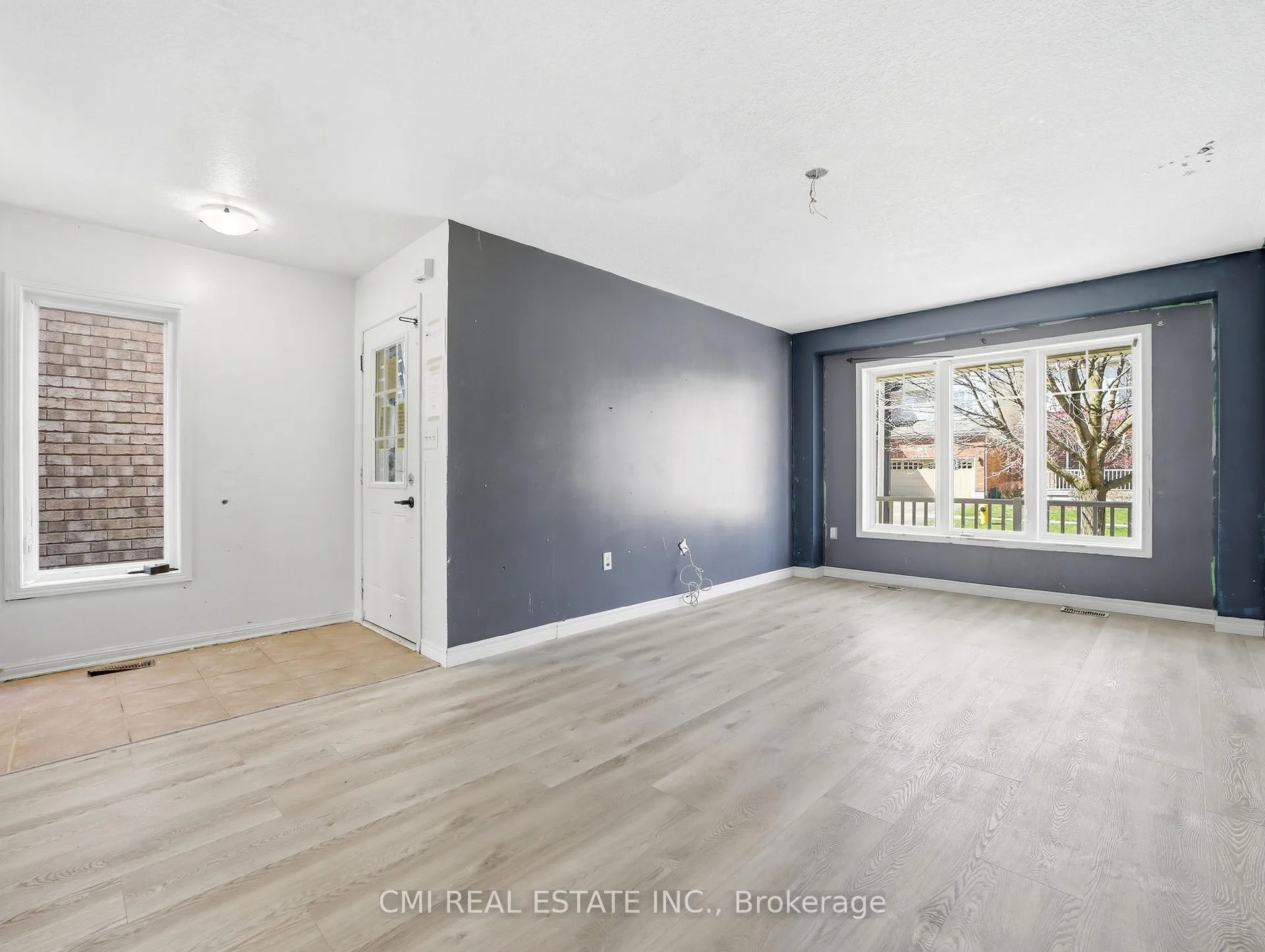 Photo 5 of 155 Fletcher Circle, Cambridge, Silver Heights — HOMEH