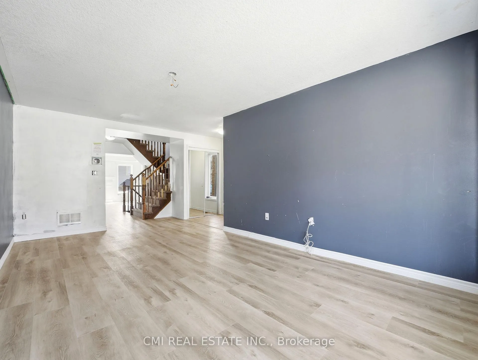Photo 9 of 155 Fletcher Circle, Cambridge, Silver Heights — HOMEH
