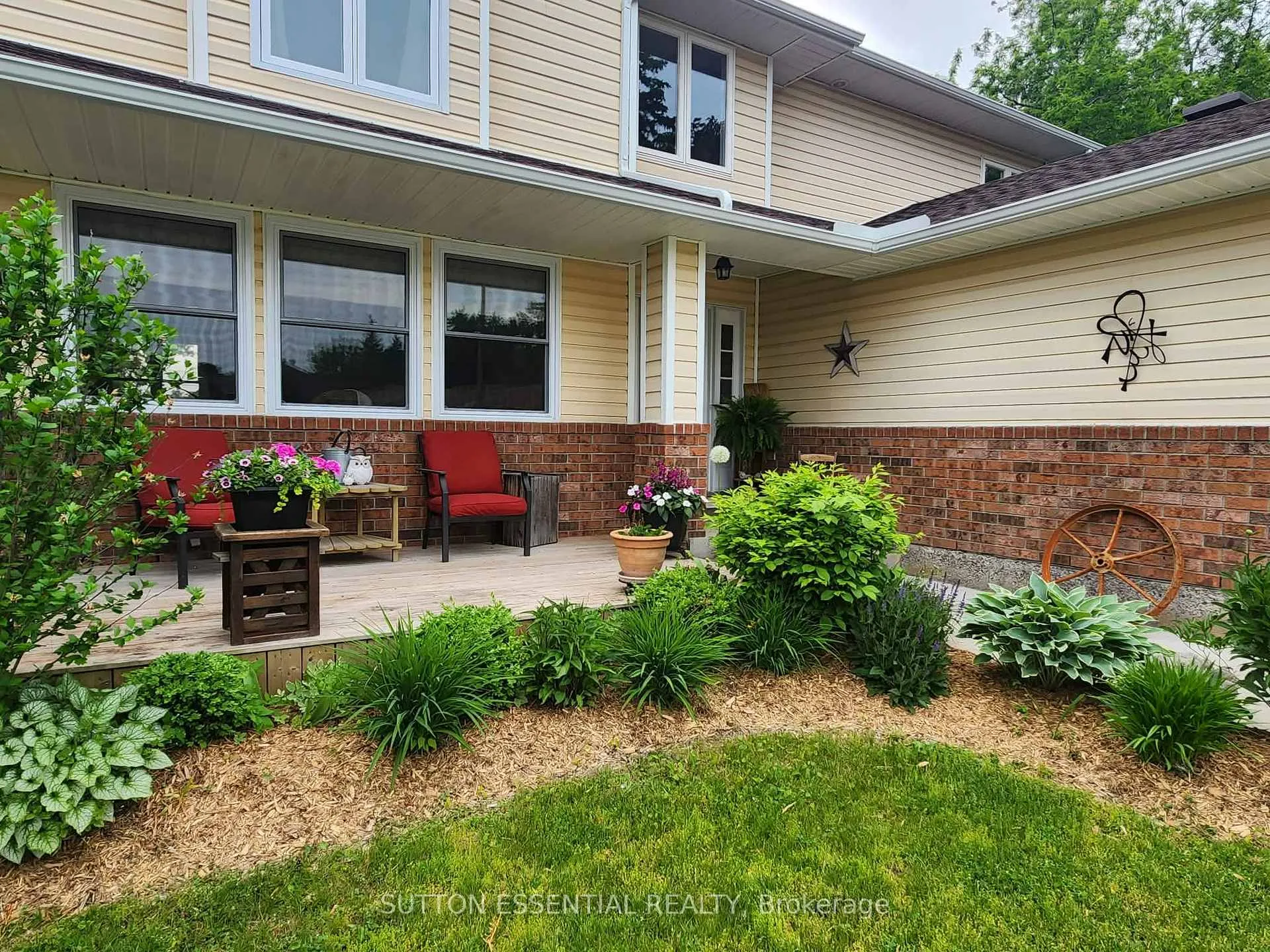 Photo 2 of 136 Margaret Place, Brockville — HOMEH