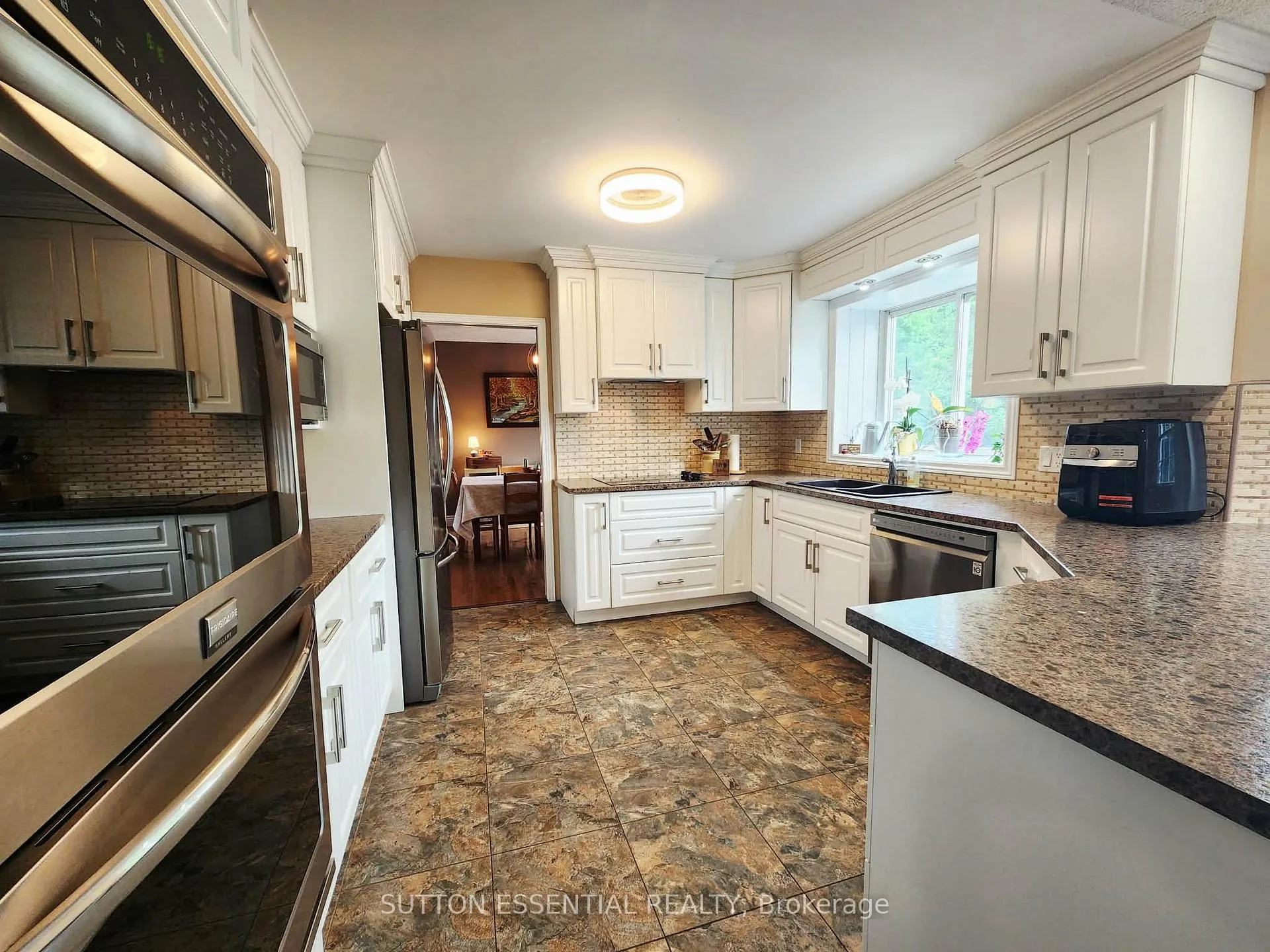 Photo 12 of 136 Margaret Place, Brockville — HOMEH