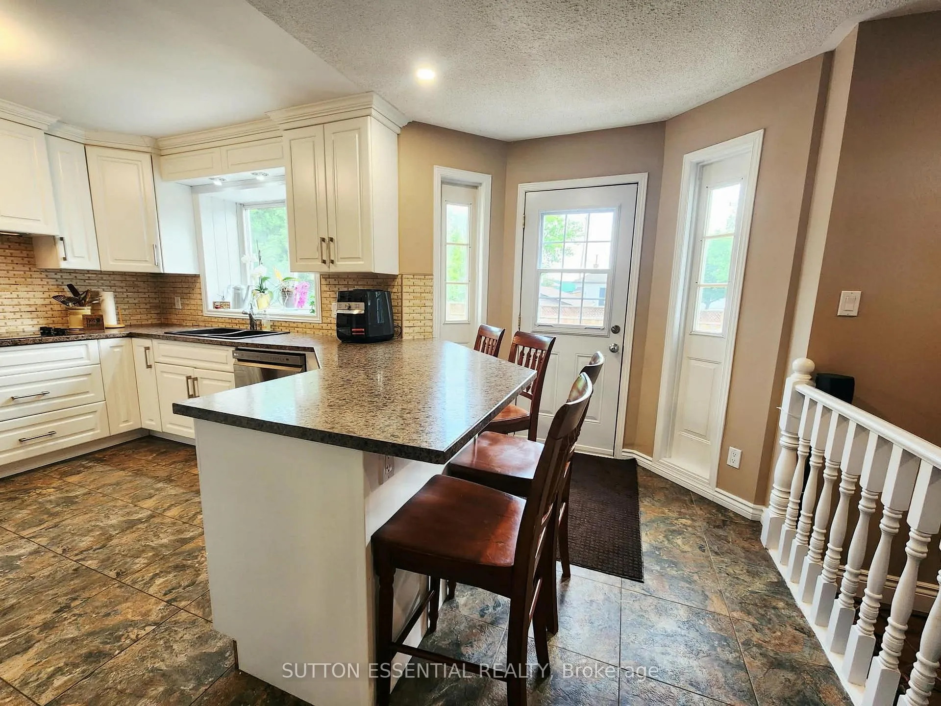 Photo 17 of 136 Margaret Place, Brockville — HOMEH