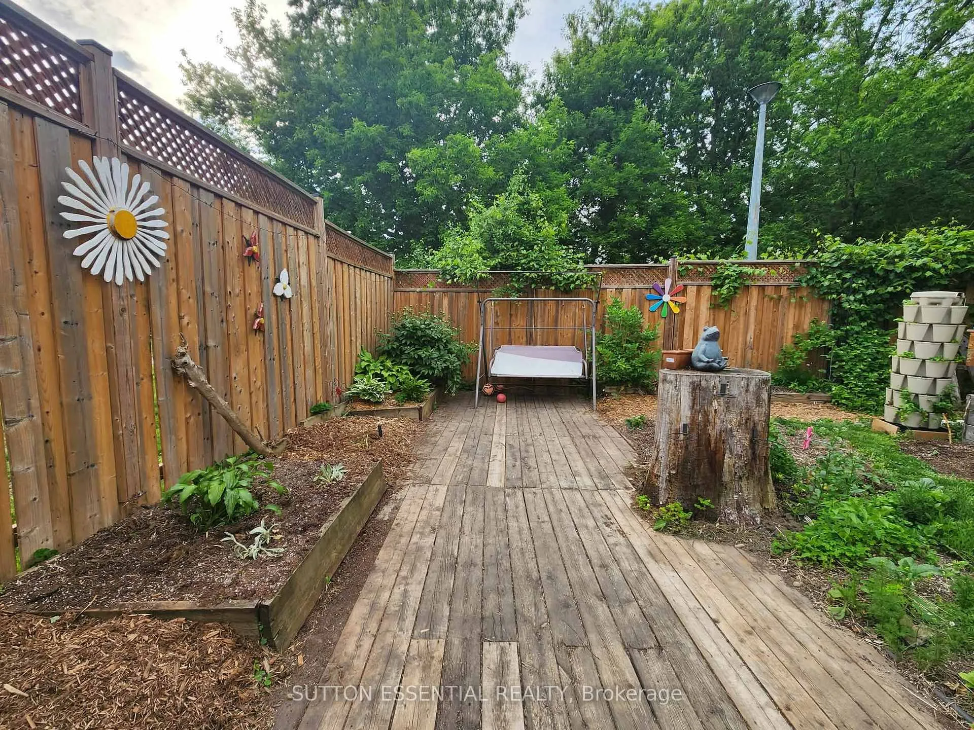 Photo 46 of 136 Margaret Place, Brockville — HOMEH