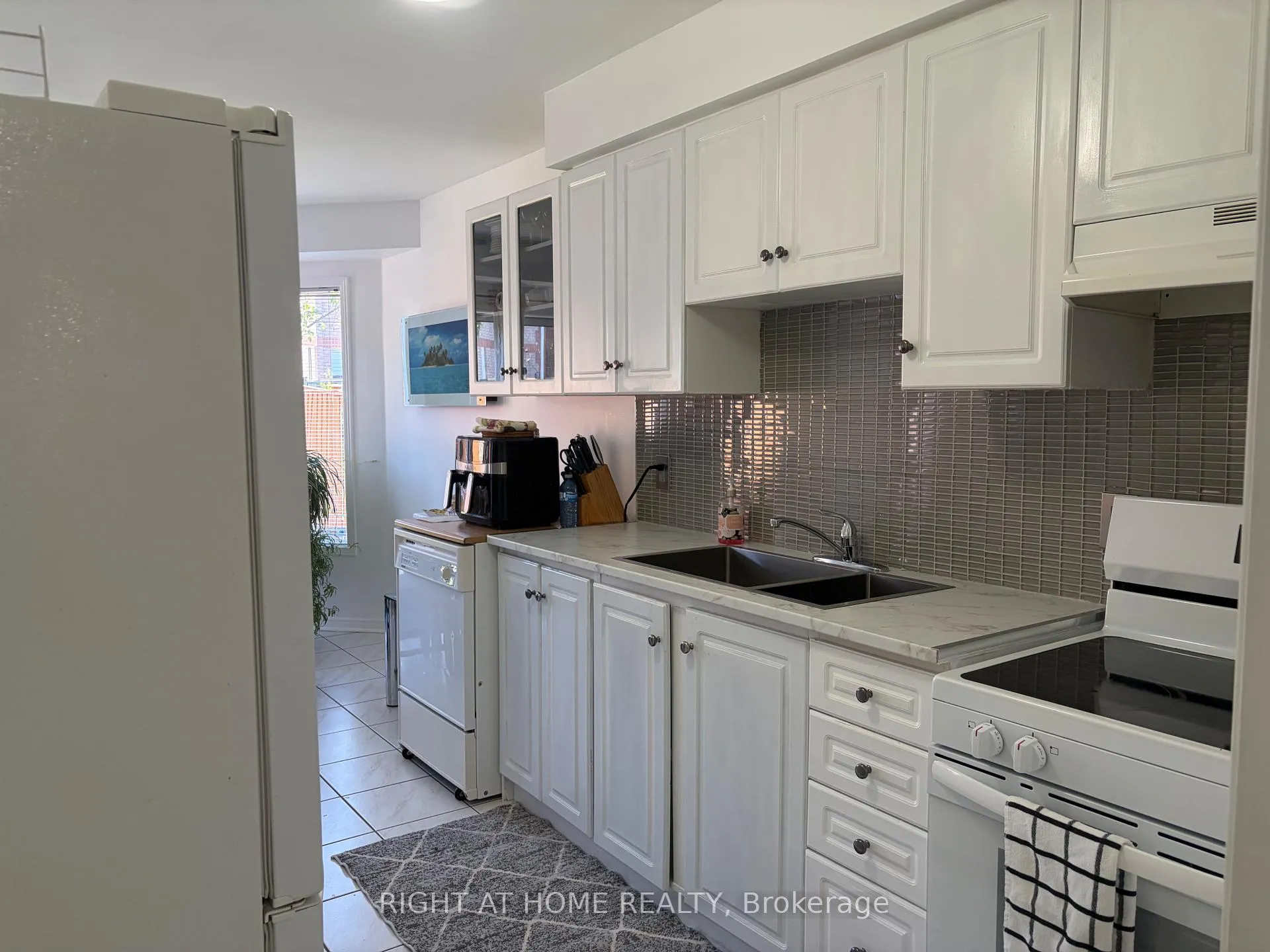 Photo 2 of 40 Vogue Street, Markham, Rouge River Estates — HOMEH