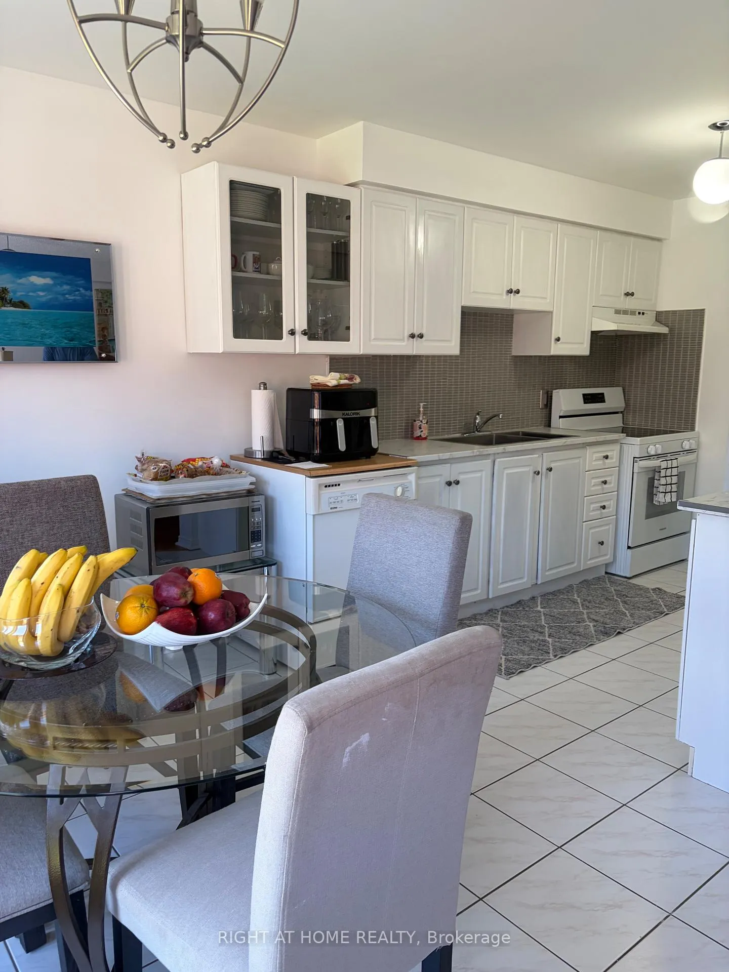 Photo 3 of 40 Vogue Street, Markham, Rouge River Estates — HOMEH