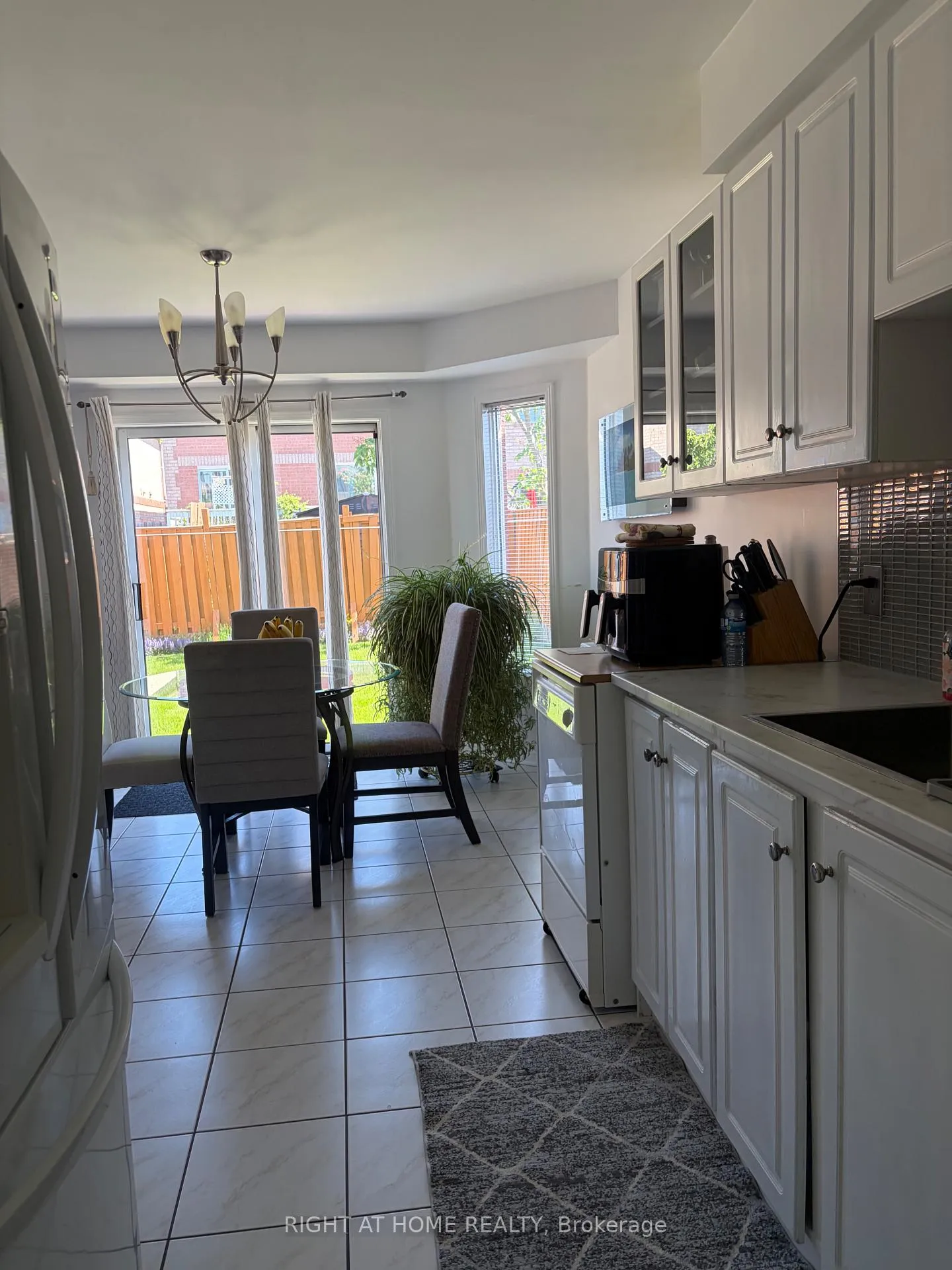 Photo 4 of 40 Vogue Street, Markham, Rouge River Estates — HOMEH