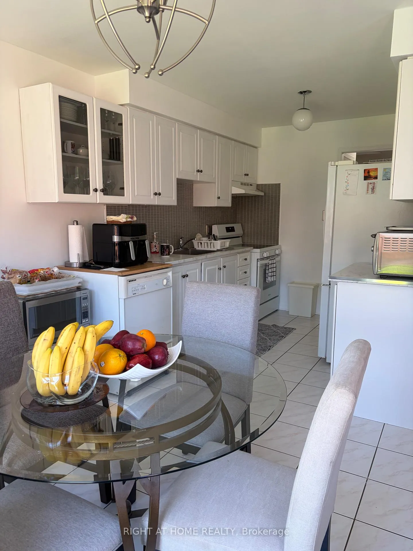 Photo 5 of 40 Vogue Street, Markham, Rouge River Estates — HOMEH