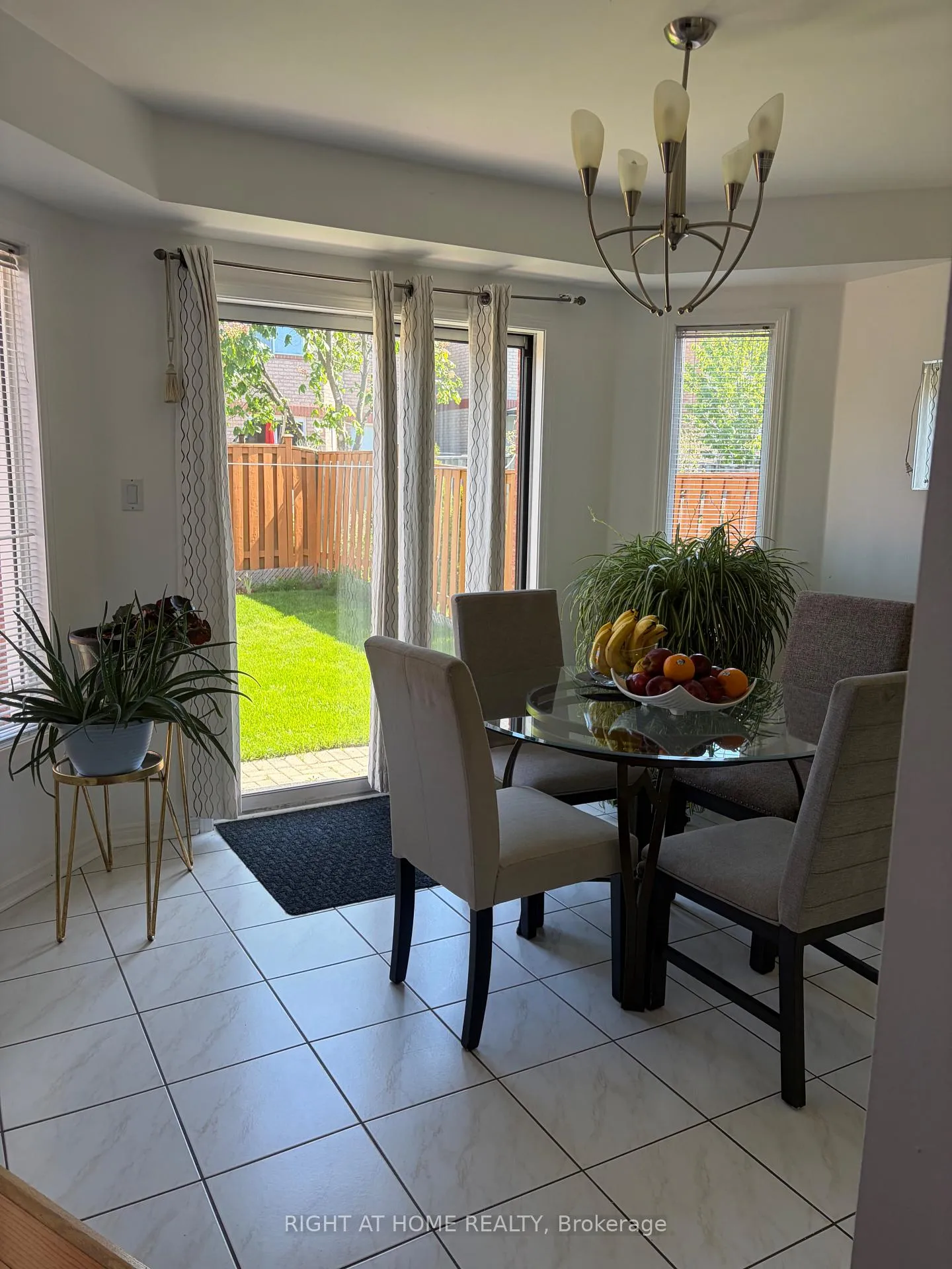 Photo 6 of 40 Vogue Street, Markham, Rouge River Estates — HOMEH