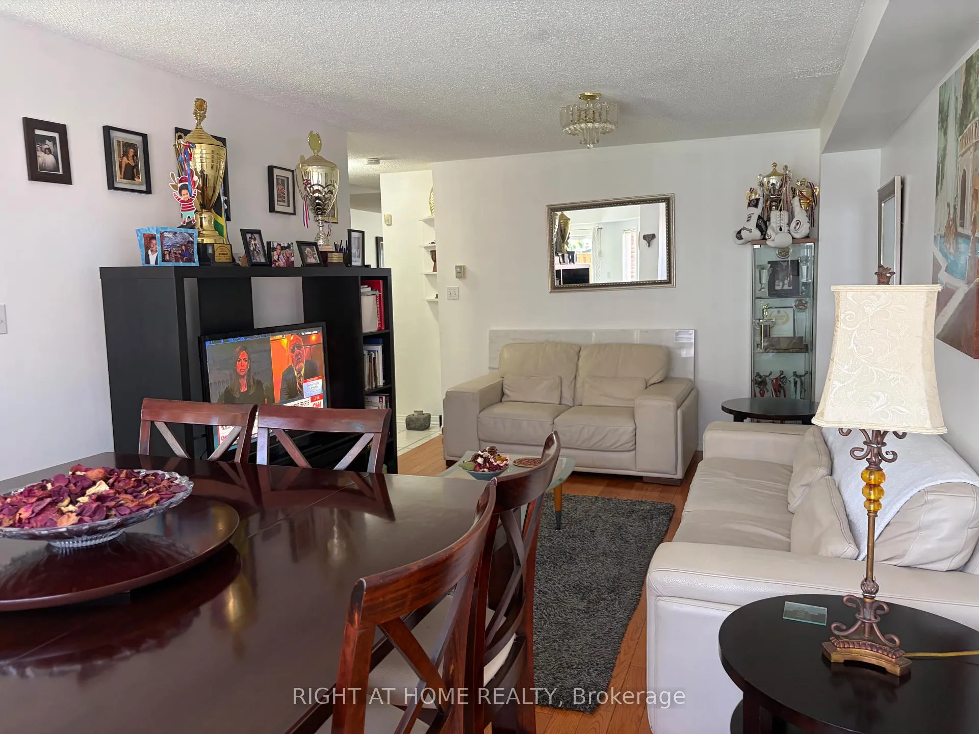 Photo 9 of 40 Vogue Street, Markham, Rouge River Estates — HOMEH