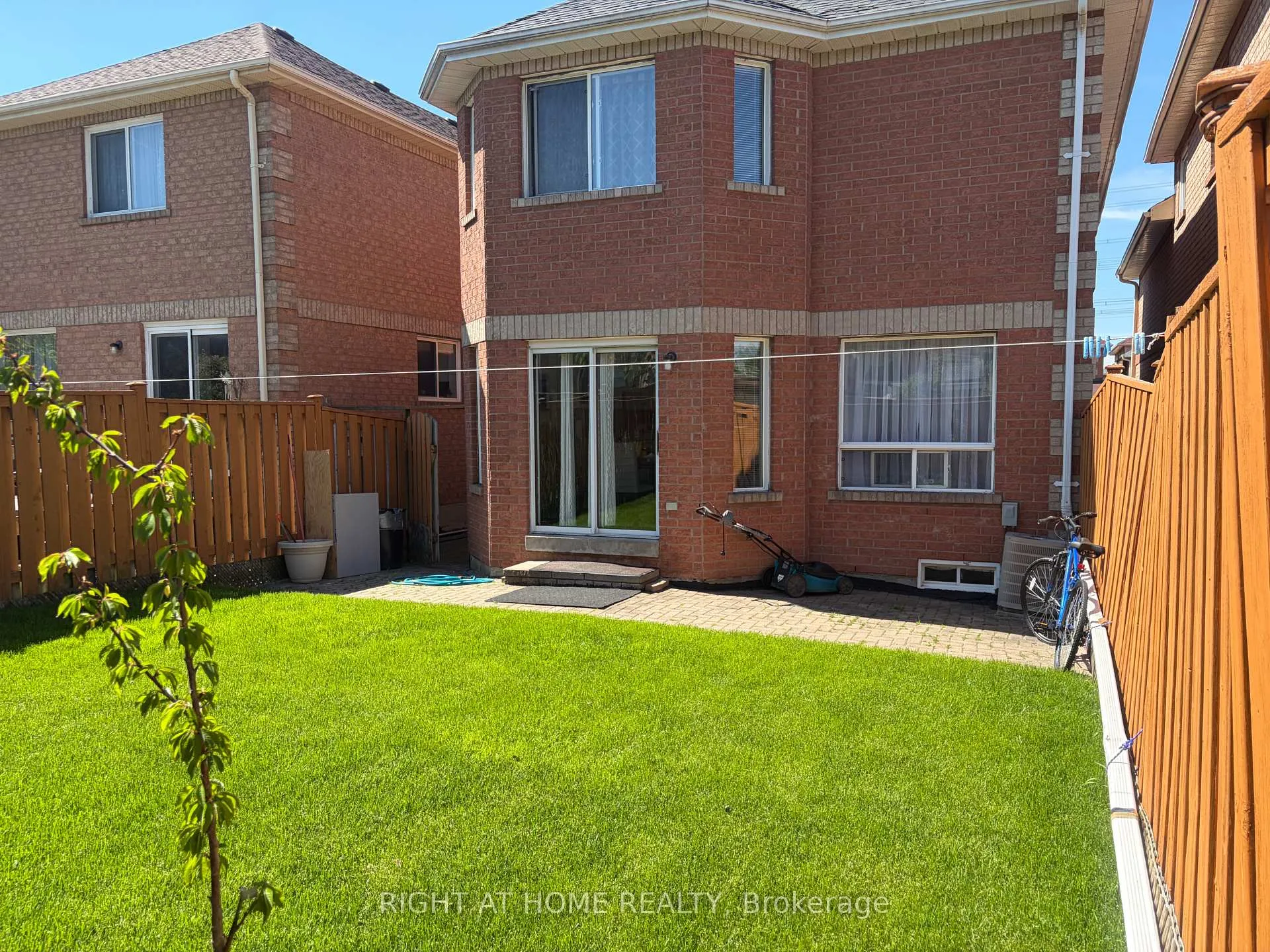 Photo 24 of 40 Vogue Street, Markham, Rouge River Estates — HOMEH