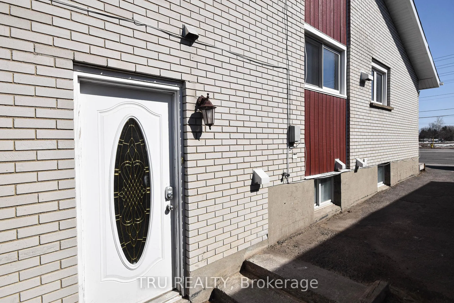 Photo 2 of Unit B, 1847 Walkley Road, Ottawa, Guildwood Estates - Urbandale Acres — HOMEH