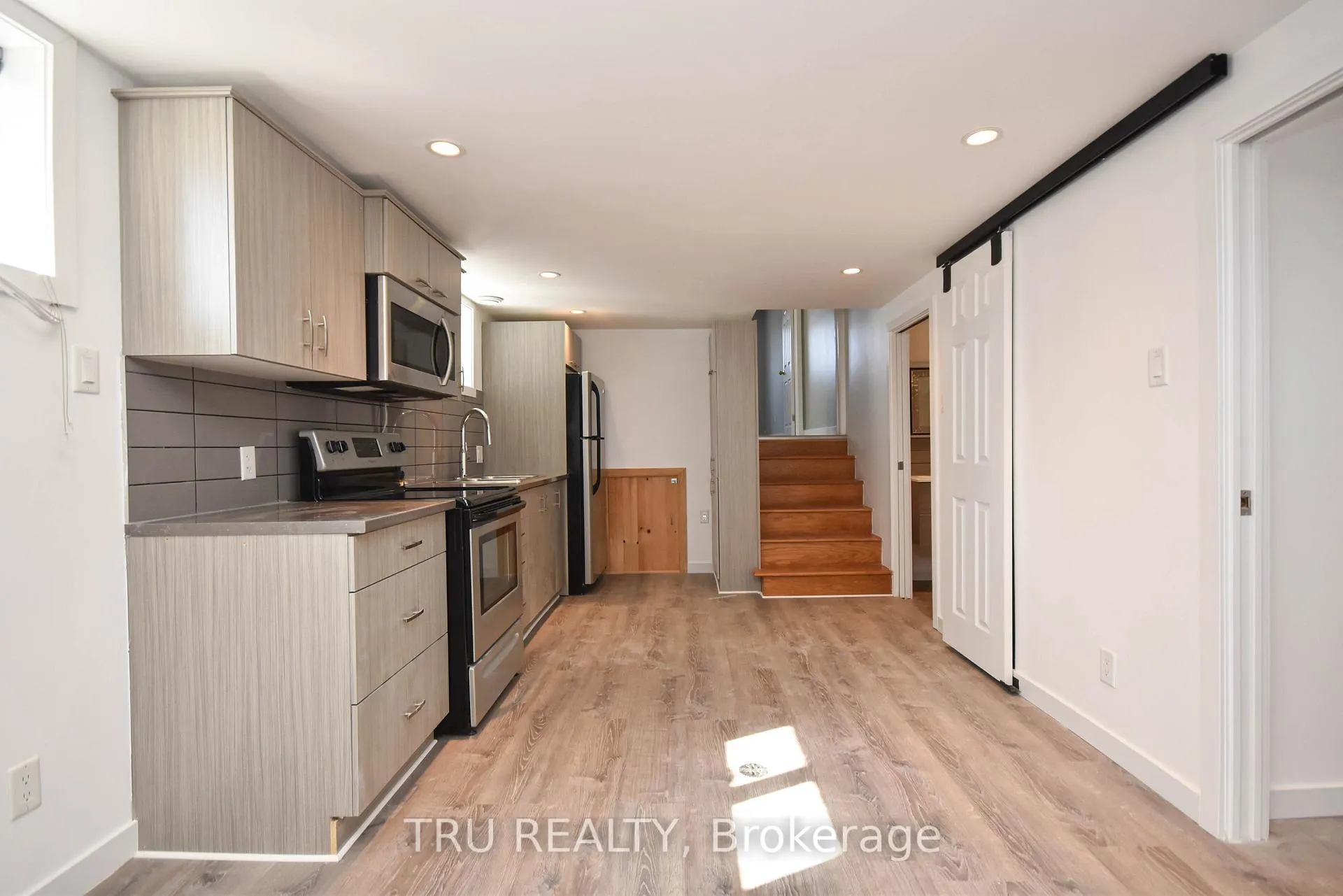 Photo 8 of Unit B, 1847 Walkley Road, Ottawa, Guildwood Estates - Urbandale Acres — HOMEH