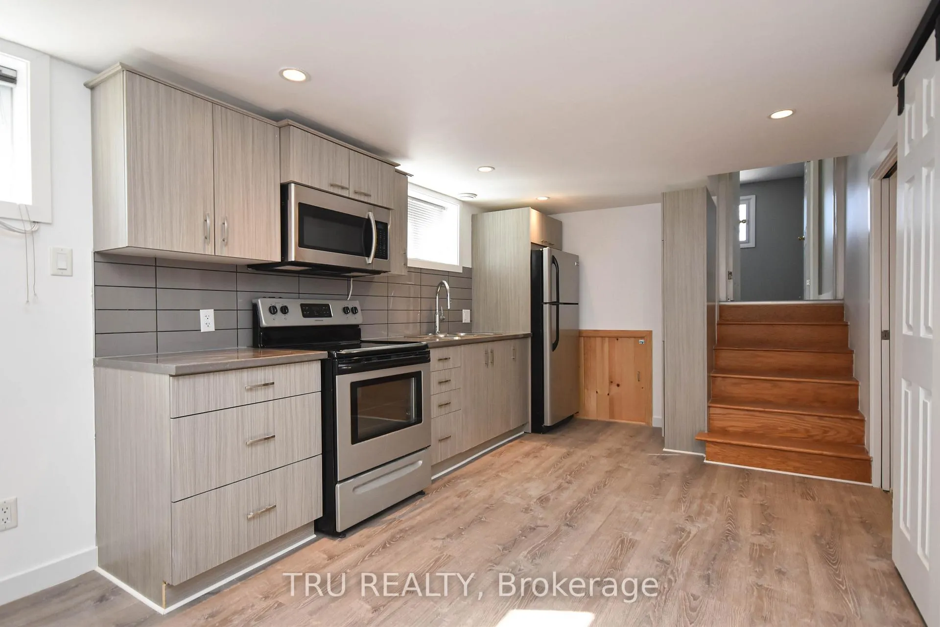 Photo 9 of Unit B, 1847 Walkley Road, Ottawa, Guildwood Estates - Urbandale Acres — HOMEH