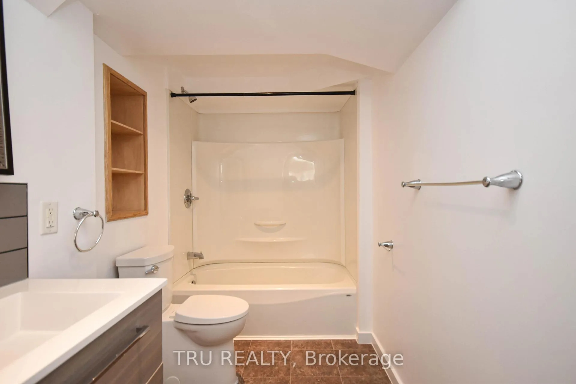 Photo 18 of Unit B, 1847 Walkley Road, Ottawa, Guildwood Estates - Urbandale Acres — HOMEH