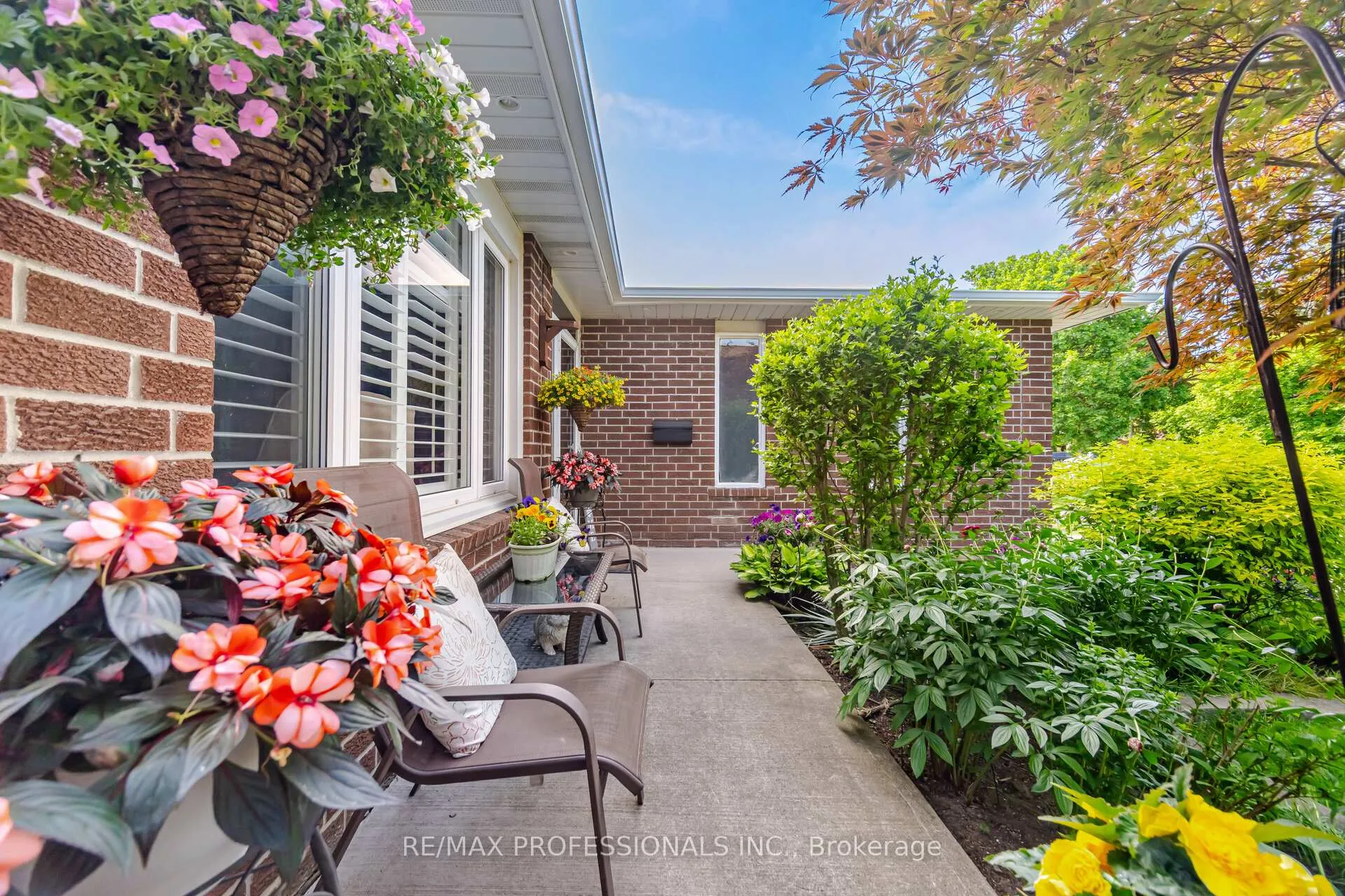 Photo 4 of 40 Braidwood Lake Road, Brampton, Heart Lake West — HOMEH