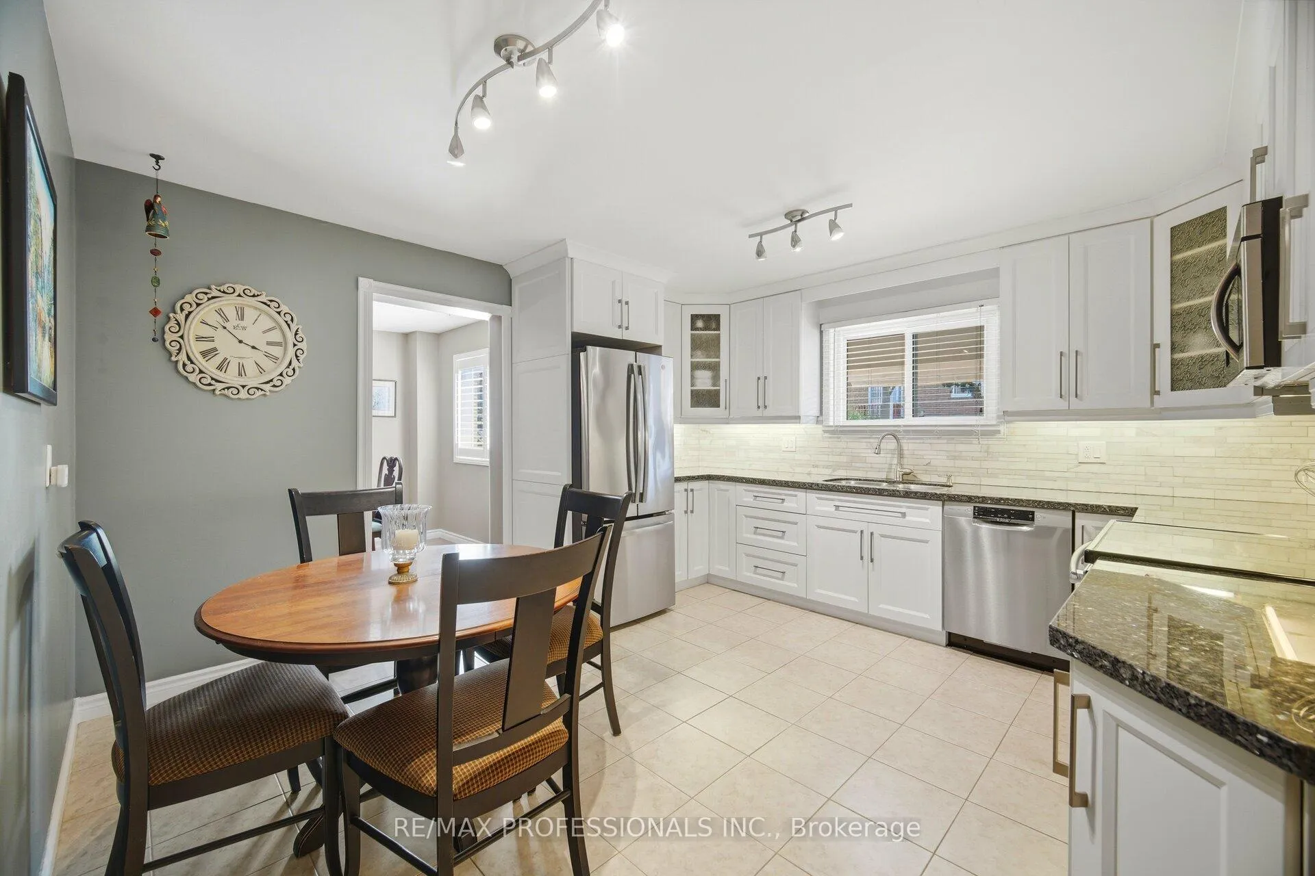 Photo 10 of 40 Braidwood Lake Road, Brampton, Heart Lake West — HOMEH