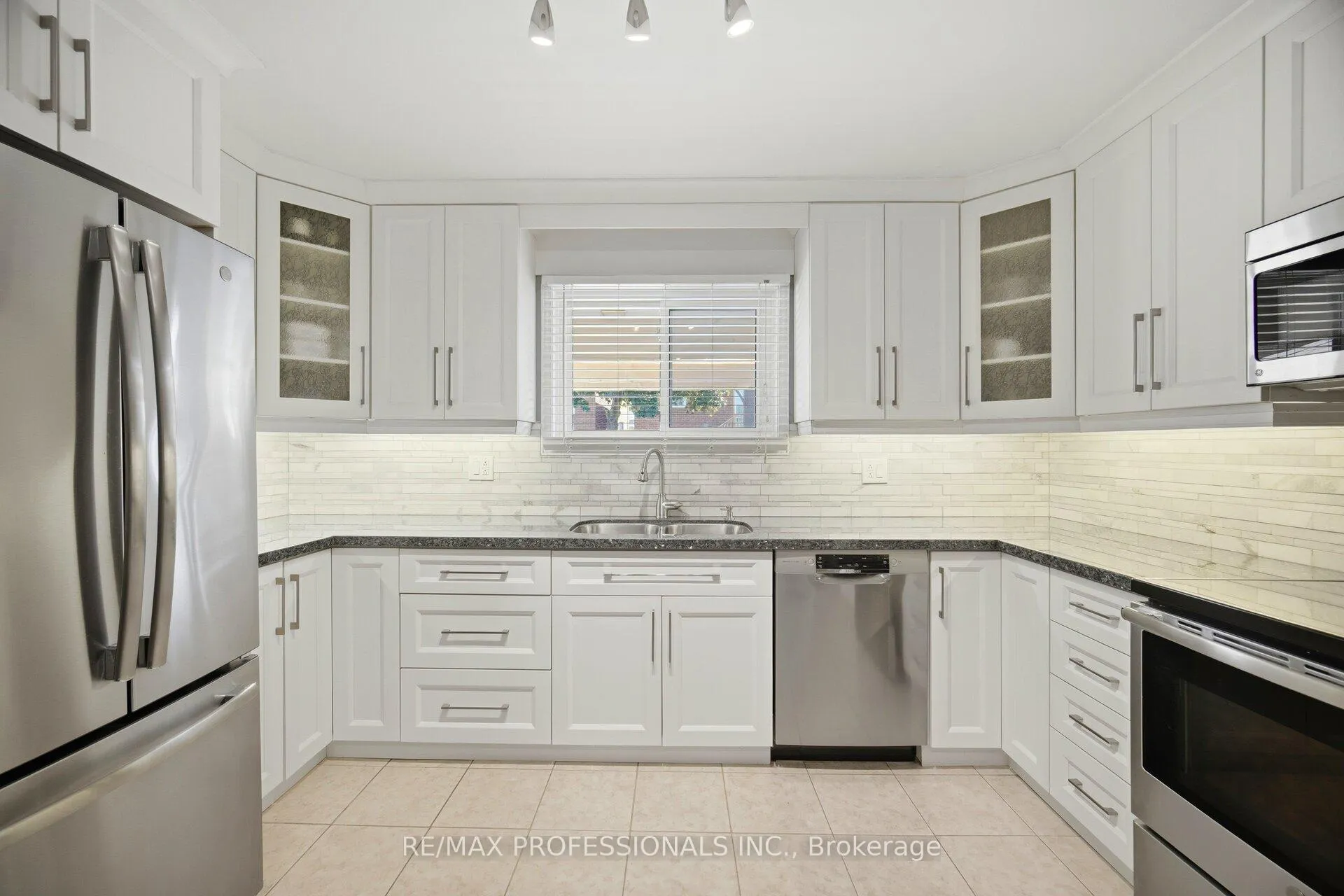 Photo 11 of 40 Braidwood Lake Road, Brampton, Heart Lake West — HOMEH
