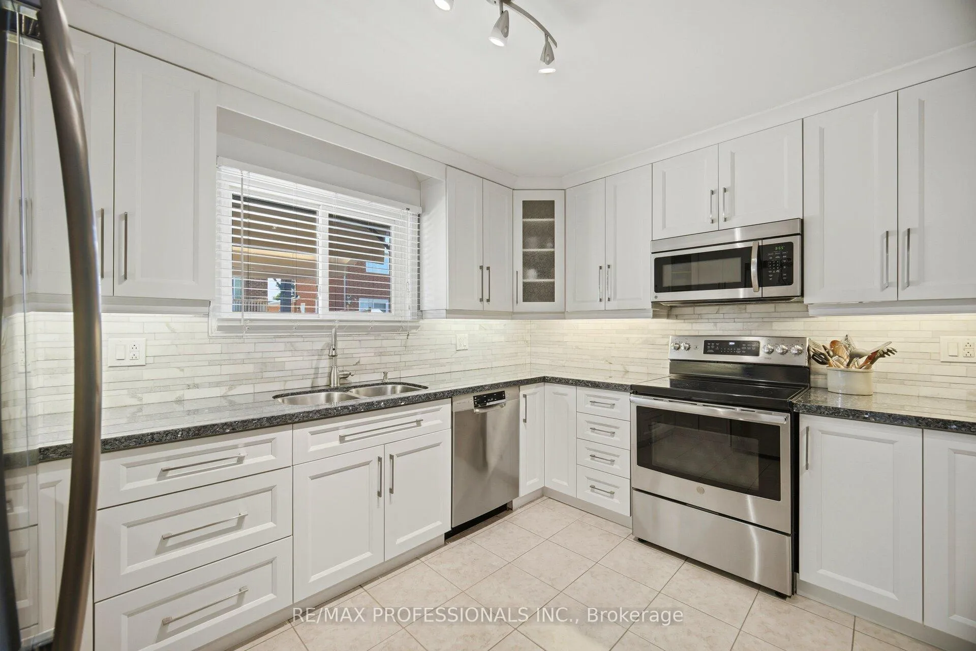 Photo 12 of 40 Braidwood Lake Road, Brampton, Heart Lake West — HOMEH