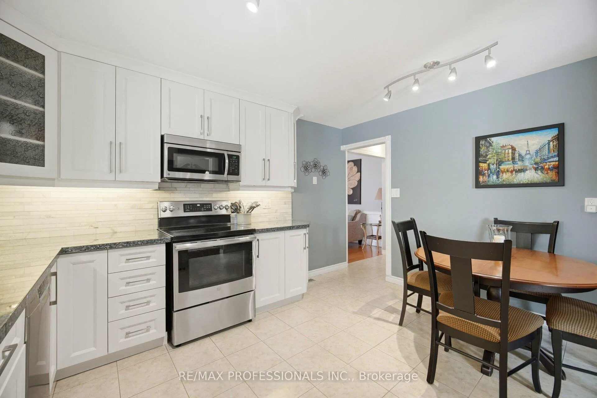 Photo 13 of 40 Braidwood Lake Road, Brampton, Heart Lake West — HOMEH
