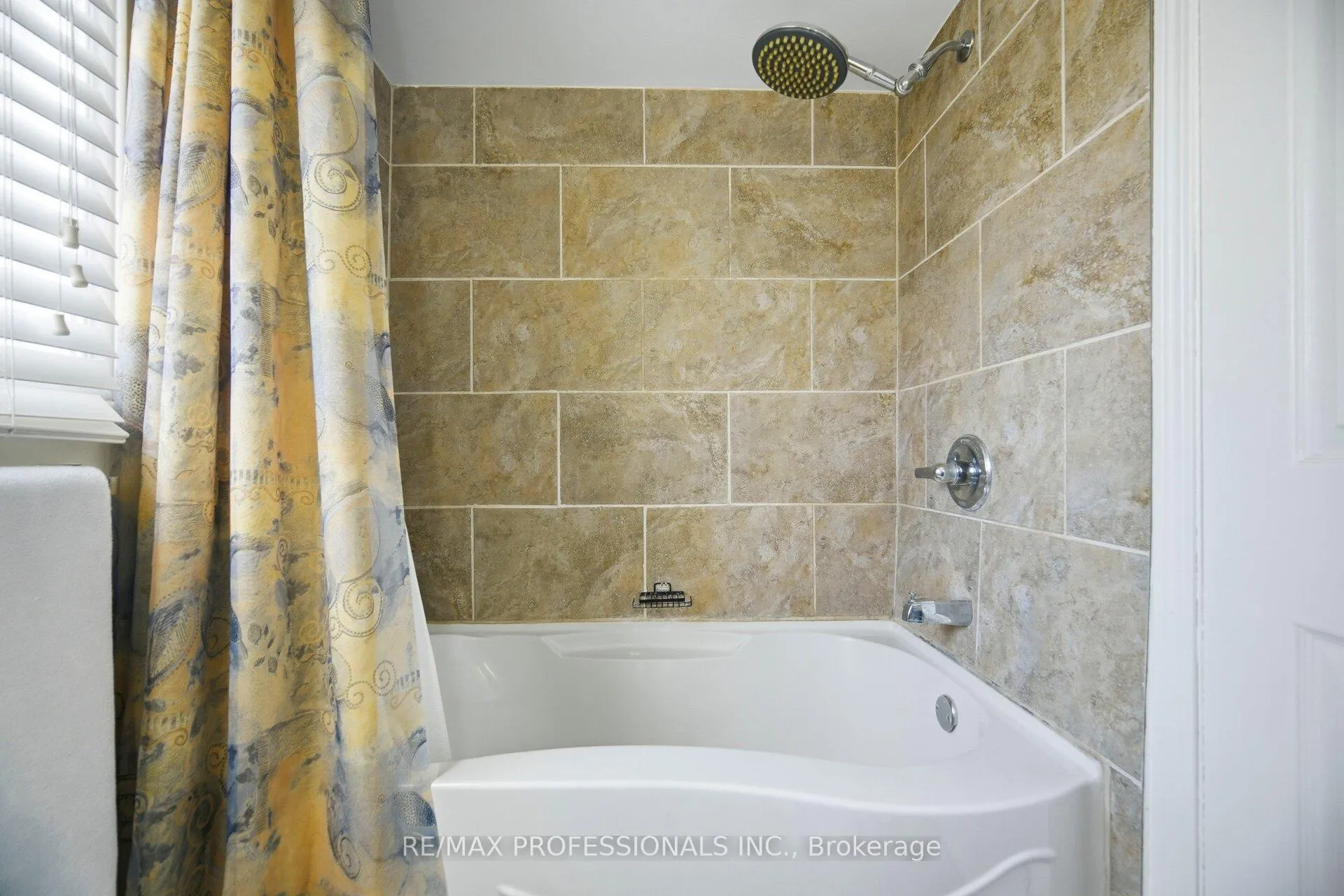 Photo 25 of 40 Braidwood Lake Road, Brampton, Heart Lake West — HOMEH