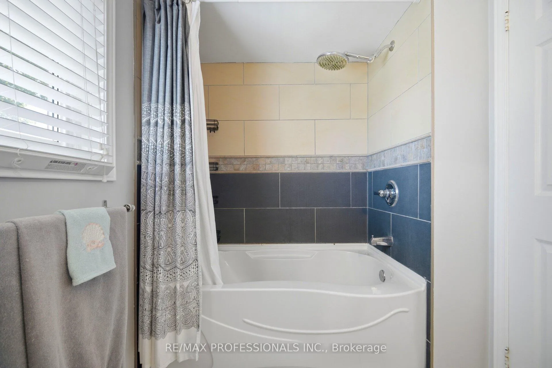 Photo 32 of 40 Braidwood Lake Road, Brampton, Heart Lake West — HOMEH