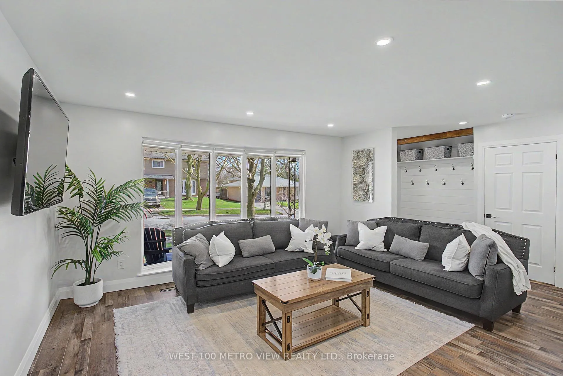 Photo 4 of 2144 Sandringham Drive, Burlington, Brant Hills — HOMEH