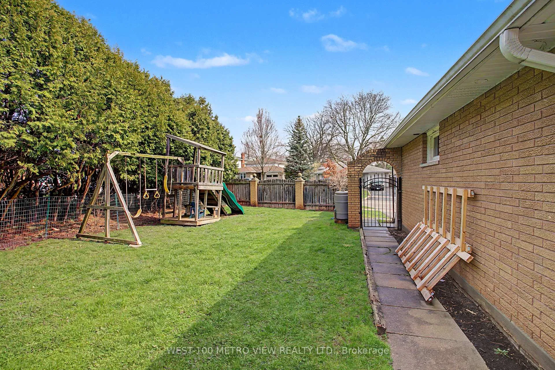 Photo 29 of 2144 Sandringham Drive, Burlington, Brant Hills — HOMEH