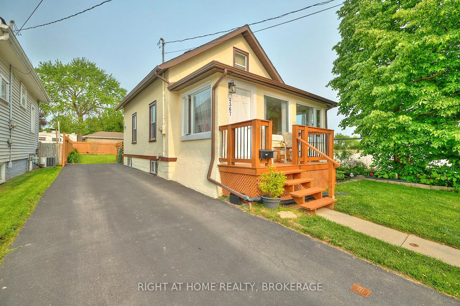 Photo 1 of 4367 Homewood Avenue, Niagara Falls, Downtown — HOMEH