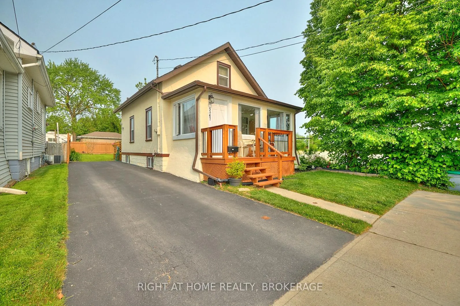Photo 2 of 4367 Homewood Avenue, Niagara Falls, Downtown — HOMEH