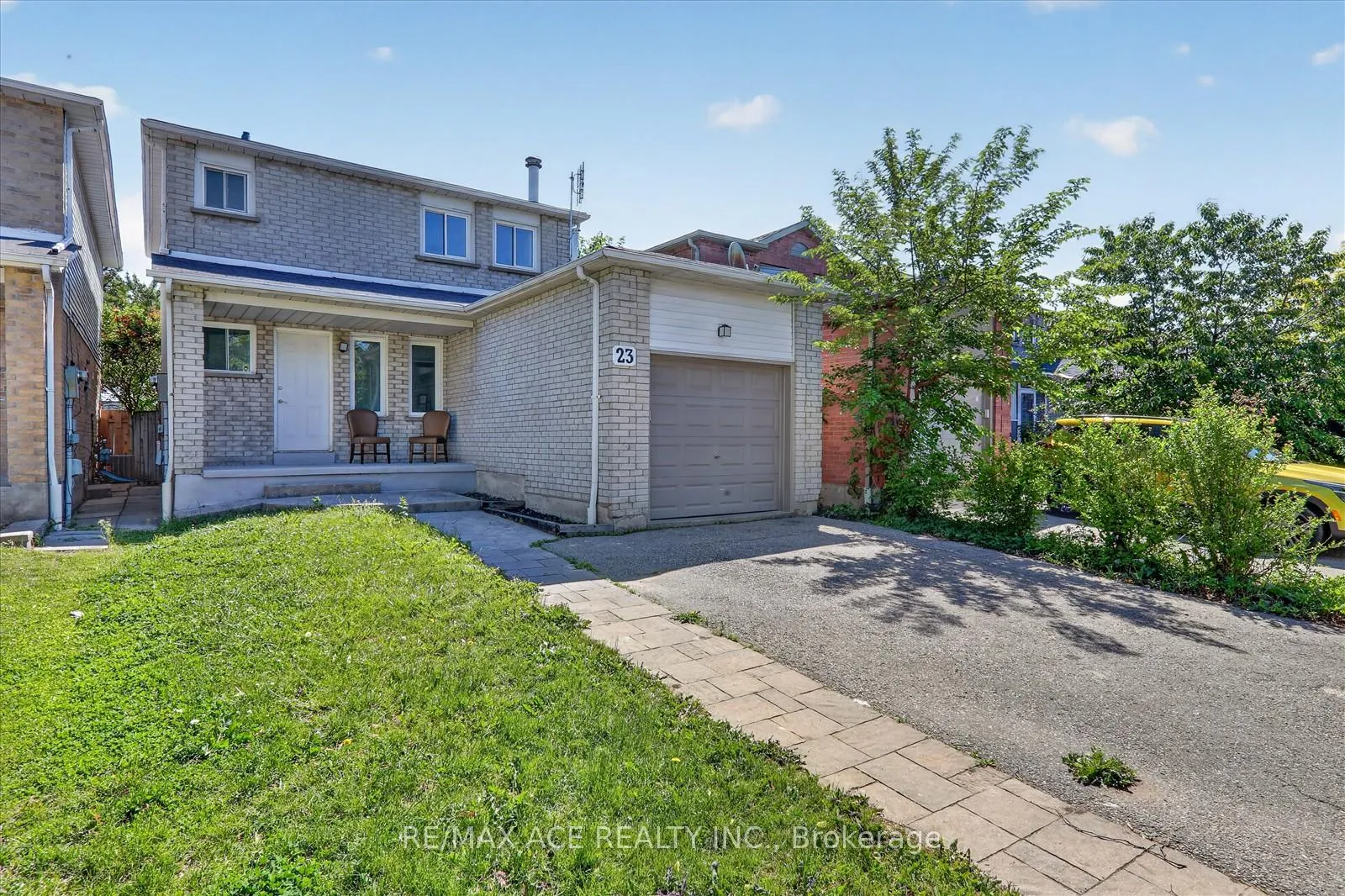 Photo 4 of 23 Chalmers Crescent, Ajax, Central — HOMEH