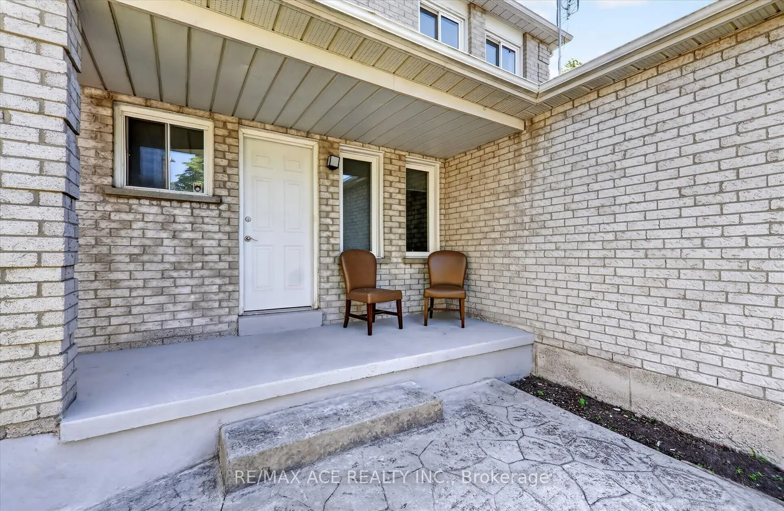 Photo 5 of 23 Chalmers Crescent, Ajax, Central — HOMEH