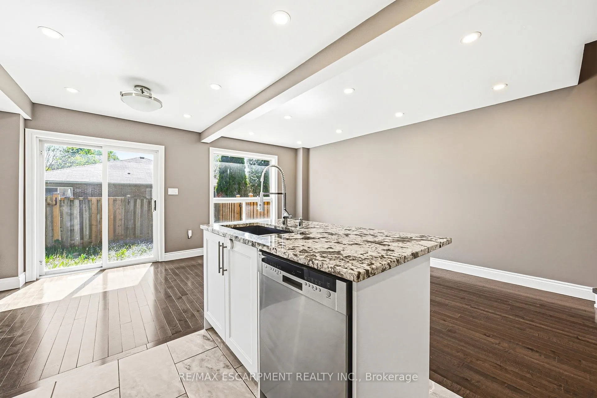 Photo 16 of Unit 16, 1000 Upper Paradise Road, Hamilton, Gurnett — HOMEH