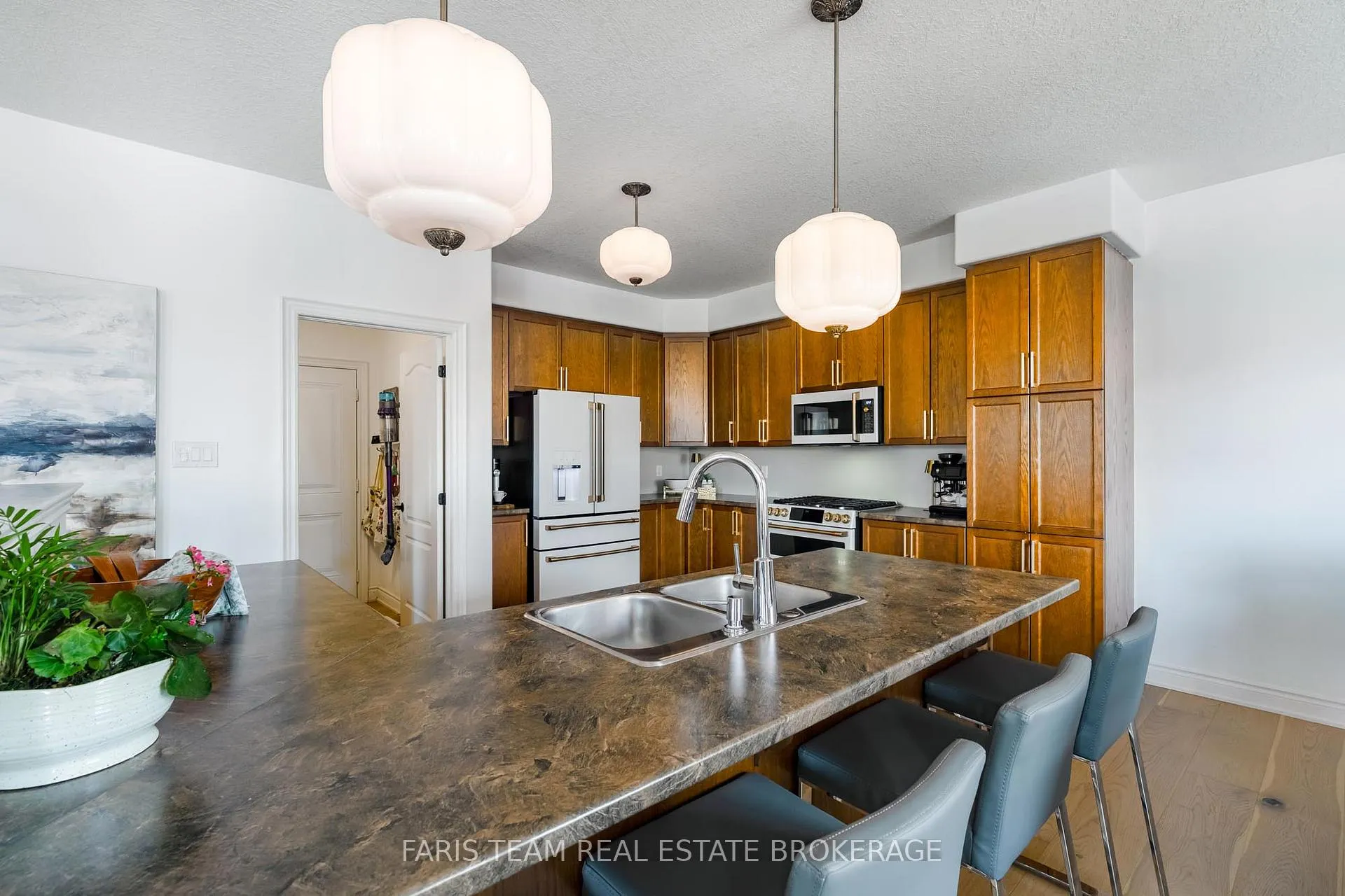 Photo 13 of 37 Lockerbie Crescent, Collingwood — HOMEH