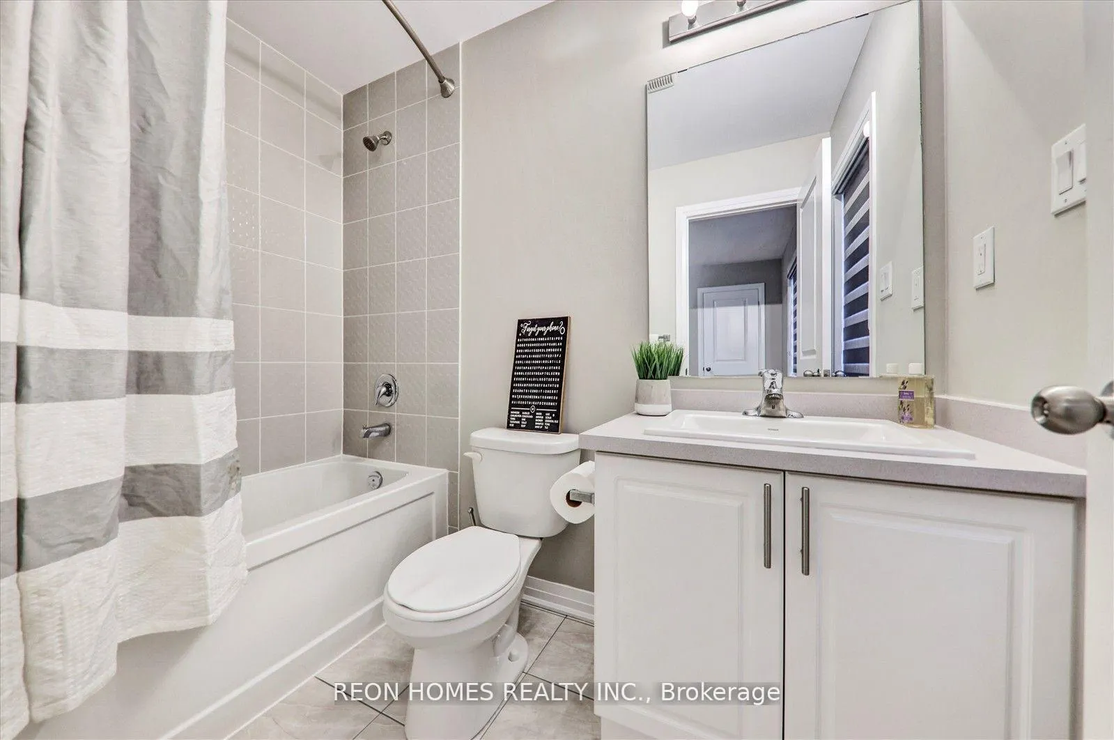 Photo 17 of 38 Crows Nest Lane, Clarington, Bowmanville — HOMEH