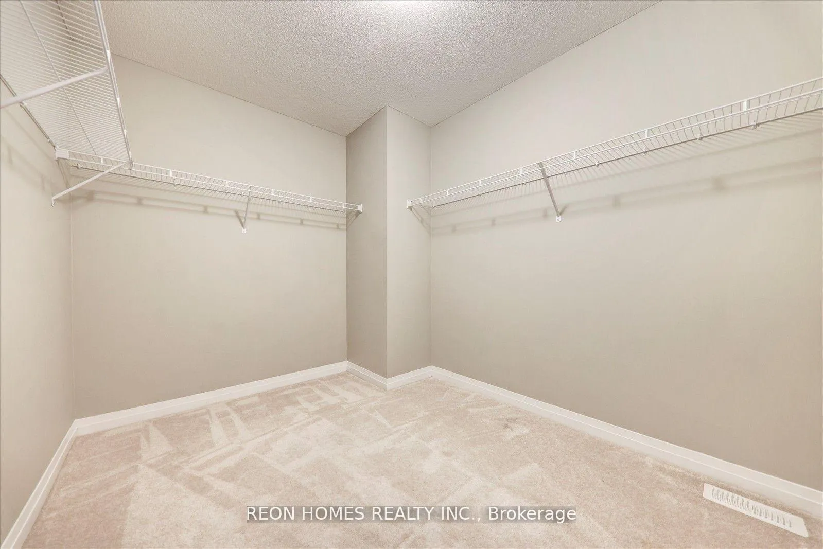 Photo 26 of 38 Crows Nest Lane, Clarington, Bowmanville — HOMEH