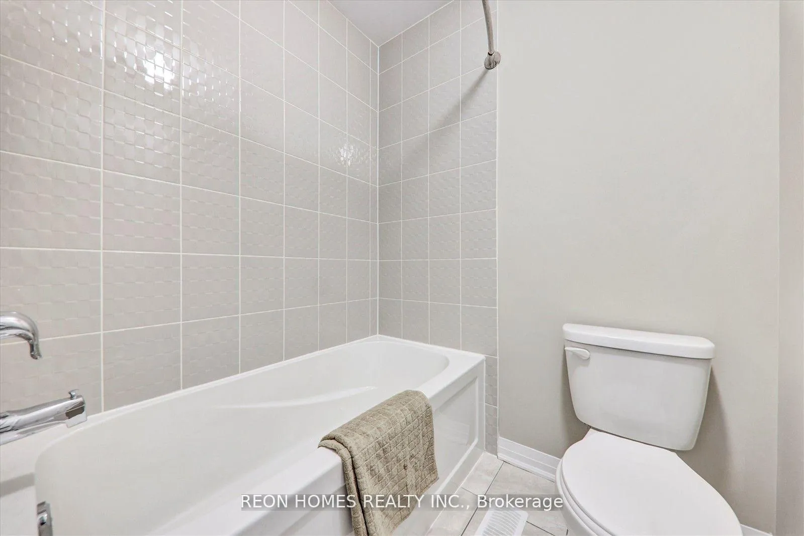 Photo 30 of 38 Crows Nest Lane, Clarington, Bowmanville — HOMEH