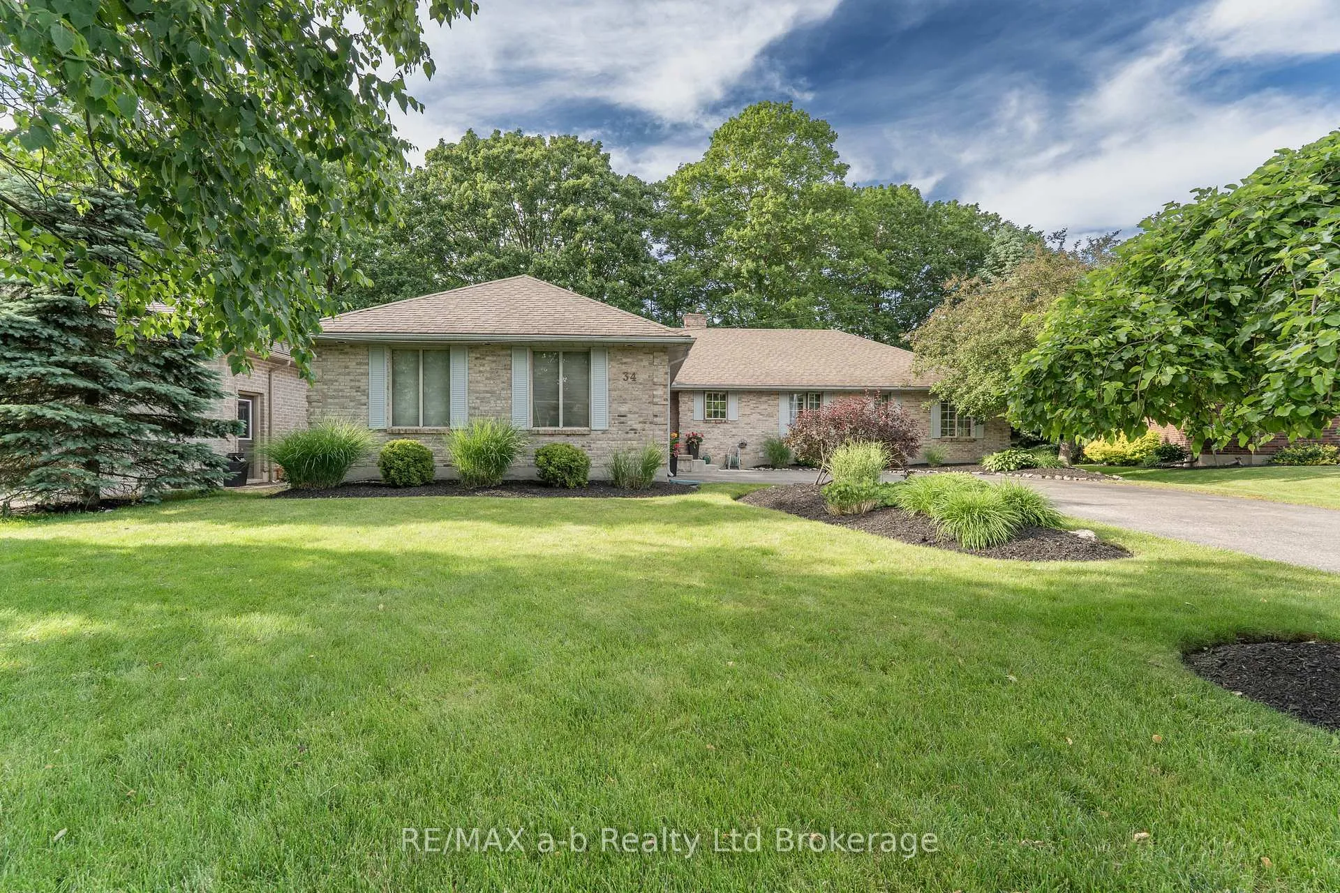 Photo 2 of 34 Lorraine Avenue, Tillsonburg — HOMEH
