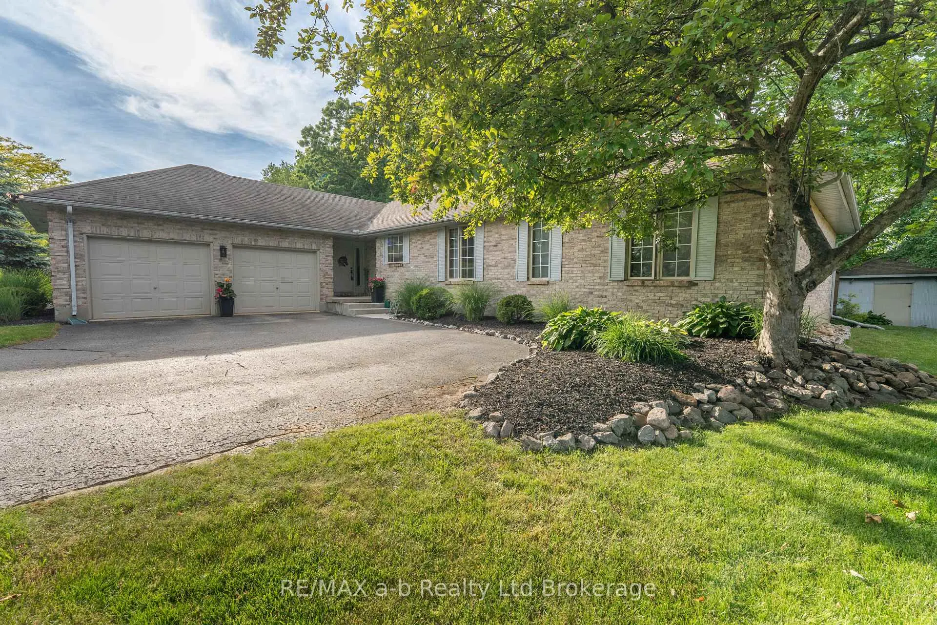 Photo 3 of 34 Lorraine Avenue, Tillsonburg — HOMEH