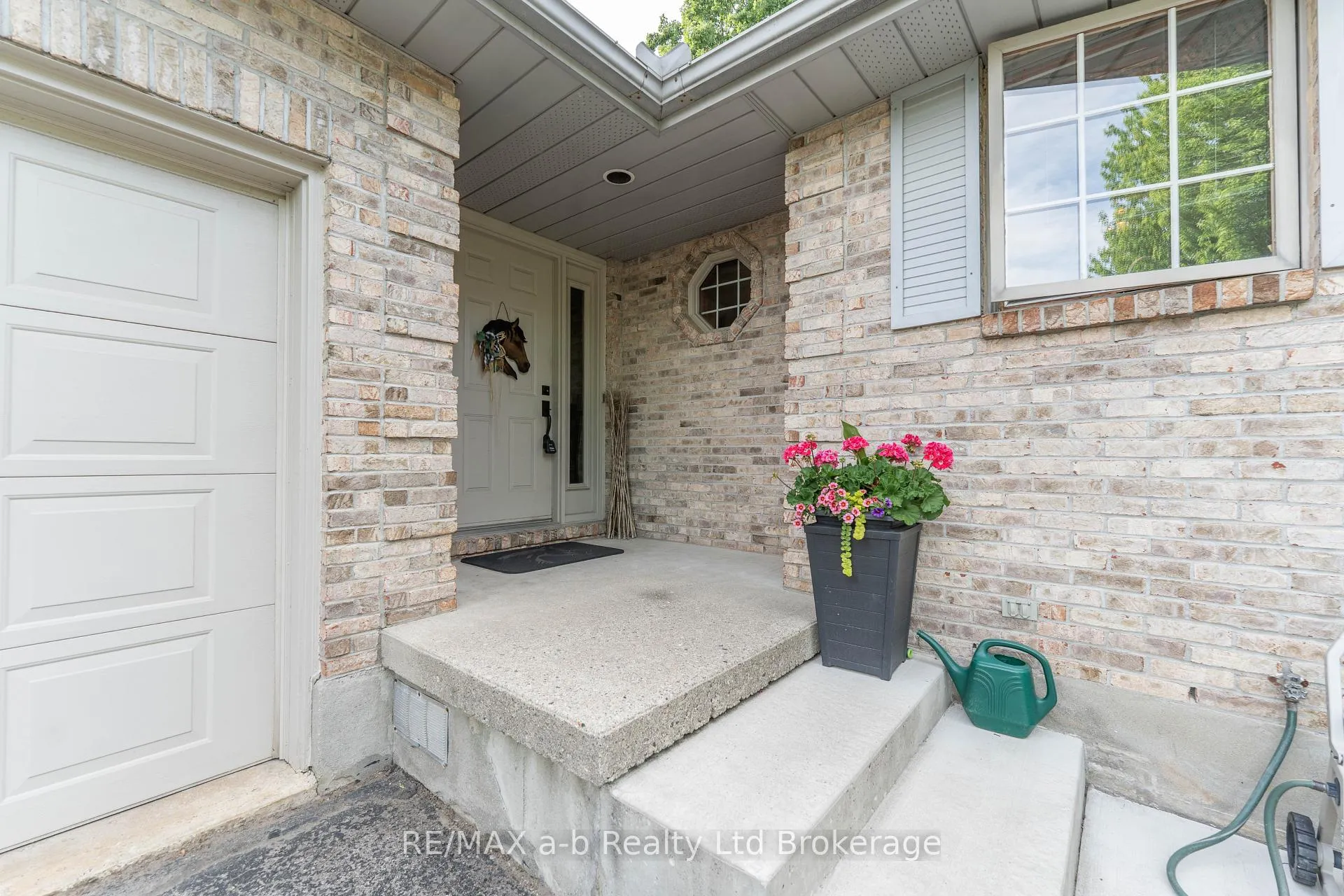 Photo 4 of 34 Lorraine Avenue, Tillsonburg — HOMEH