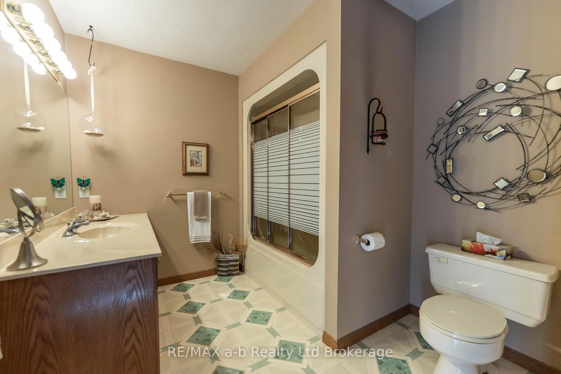 Photo 23 of 34 Lorraine Avenue, Tillsonburg — HOMEH